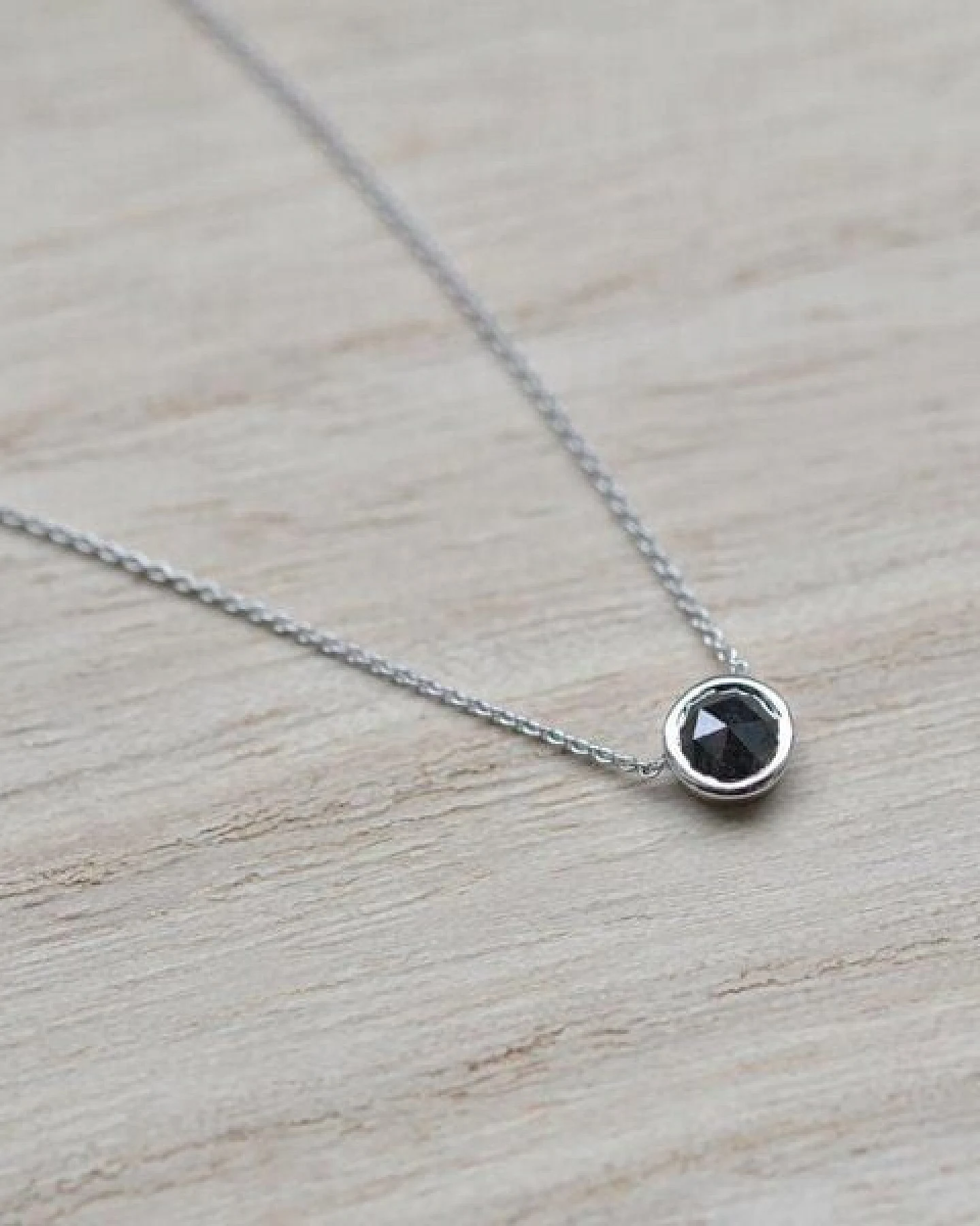 Eppi Goldene Halskette Bezel mit Salz-und-Pfeffer-Diamanten Terun – Ansicht 4
