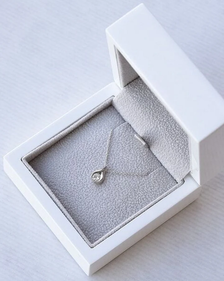 Eppi Minimalistischer Anhänger mit Diamanten Tilda