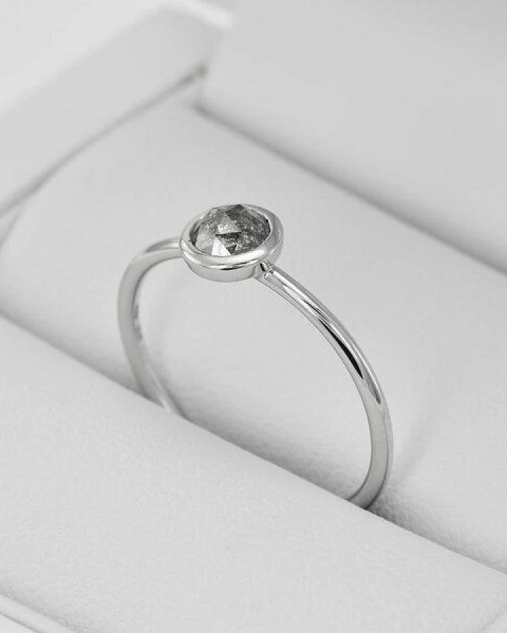Eppi Ring mit Salt'n'Pepper Diamant Fermie