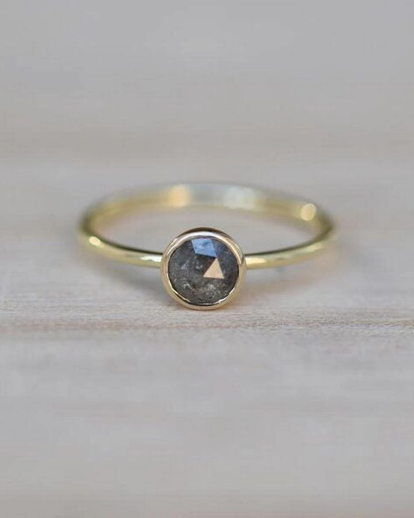 Eppi Ring mit Salt'n'Pepper Diamant Fermie – Ansicht 2