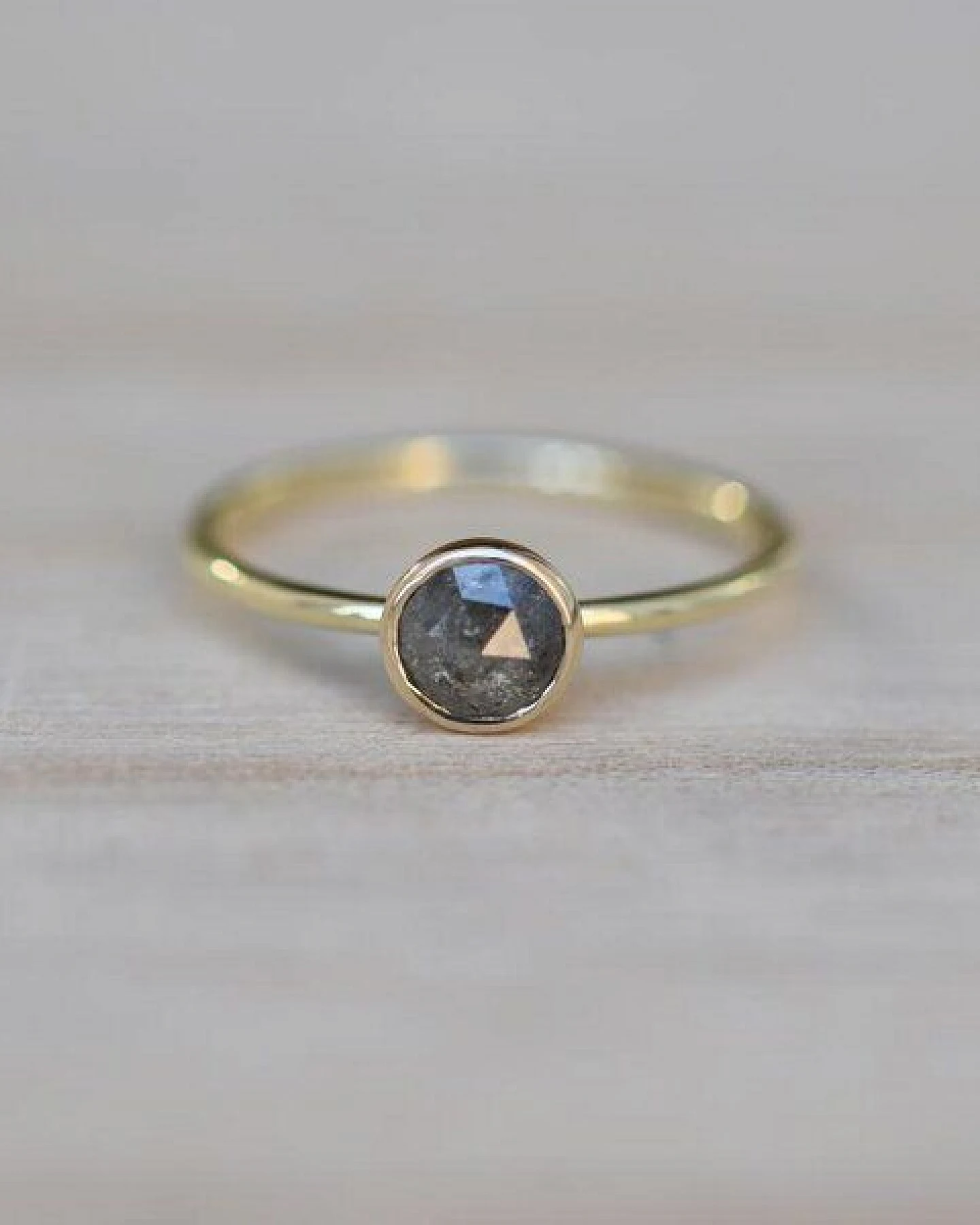 Eppi Ring mit Salt'n'Pepper Diamant Fermie – Ansicht 2