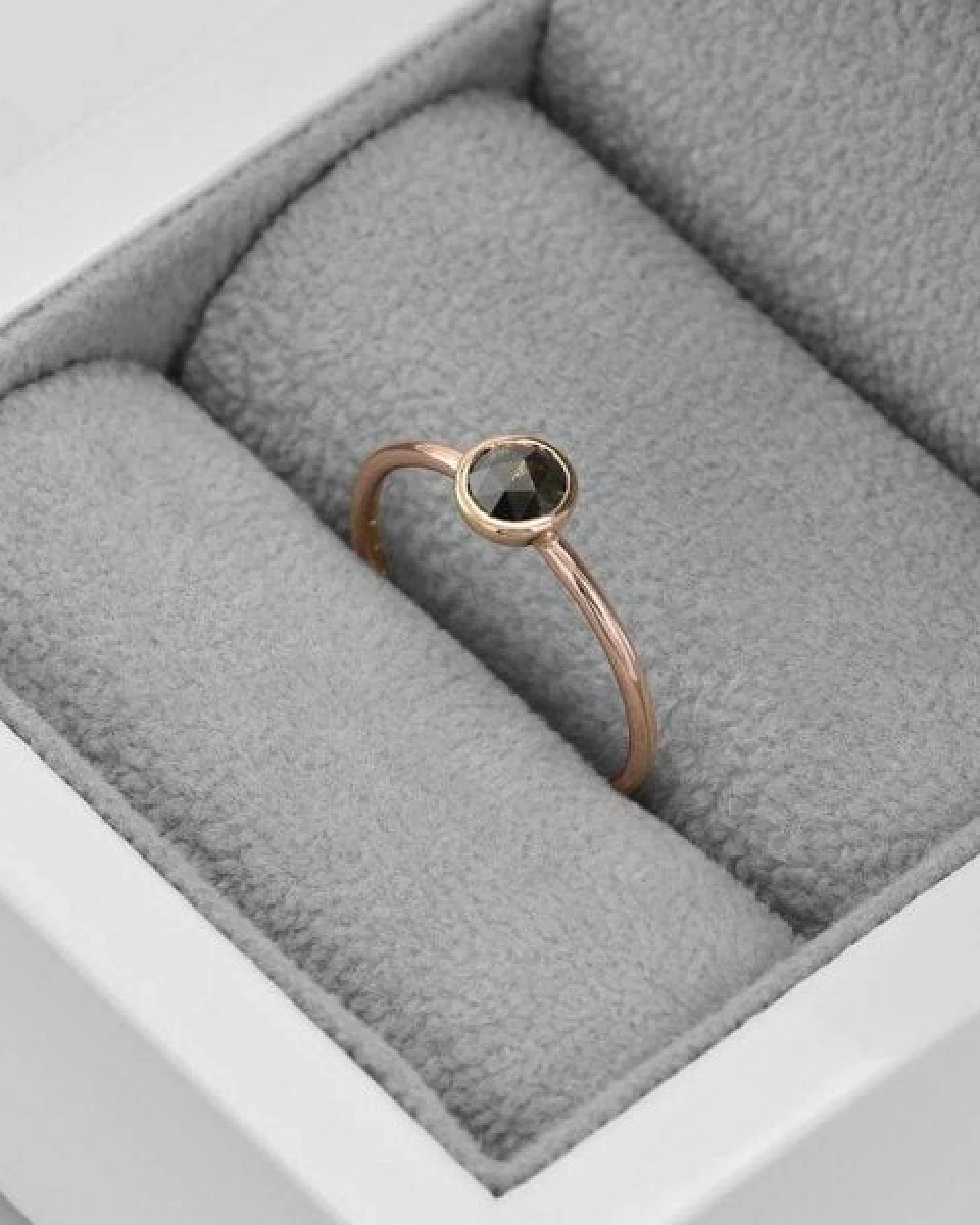 Eppi Ring mit Salt'n'Pepper Diamant Fermie – Ansicht 3