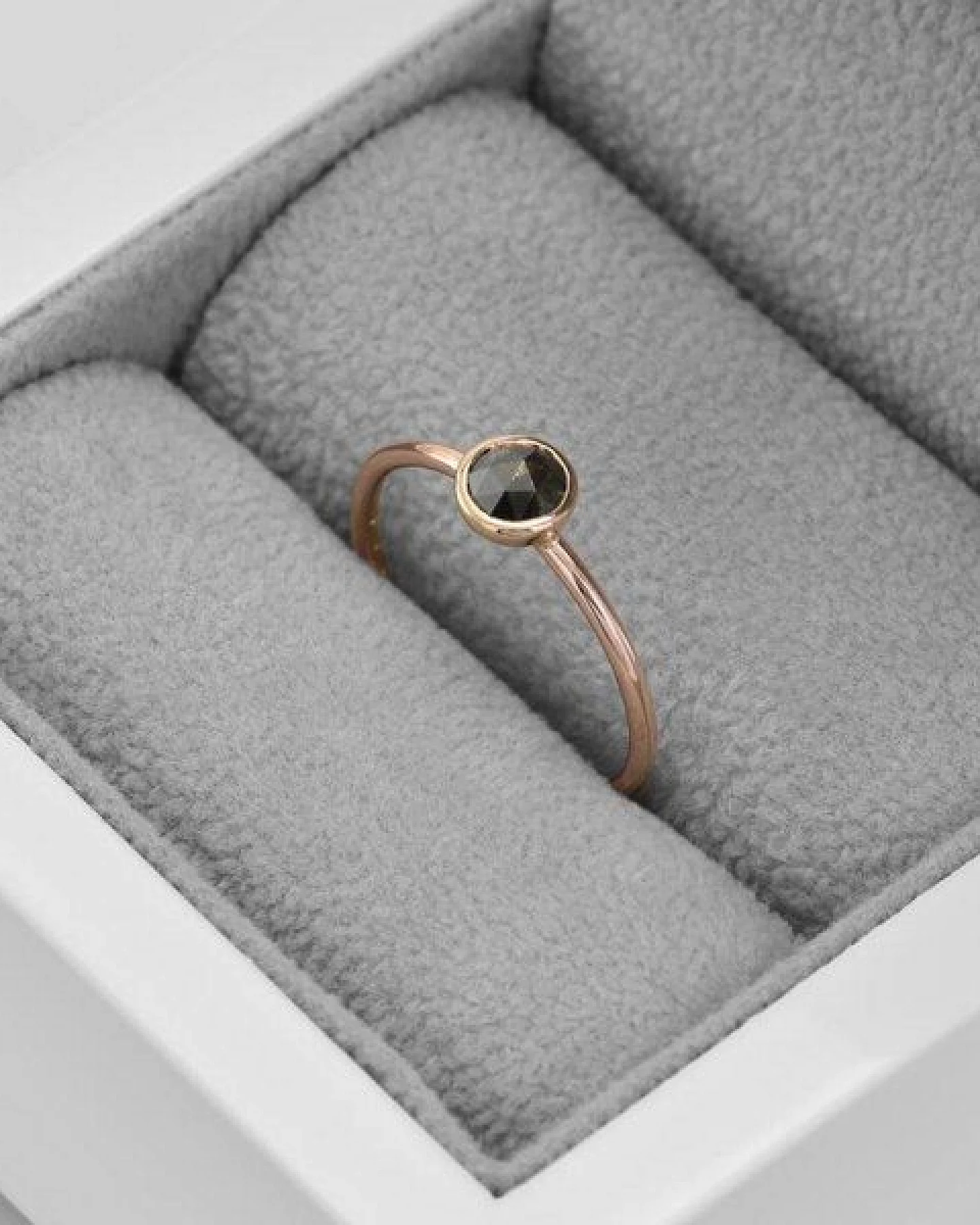Eppi Ring mit Salt'n'Pepper Diamant Fermie – Ansicht 3