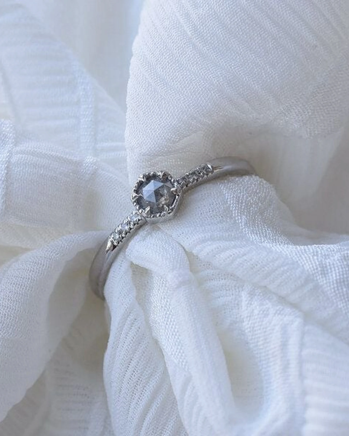 Eppi Ring aus Gold mit einzigartigem Salt´n´Pepper Diamanten Zamiel – Ansicht 2