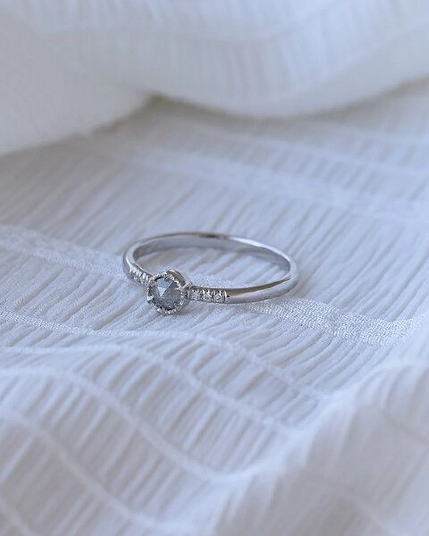 Eppi Ring aus Gold mit einzigartigem Salt´n´Pepper Diamanten Zamiel – Ansicht 3