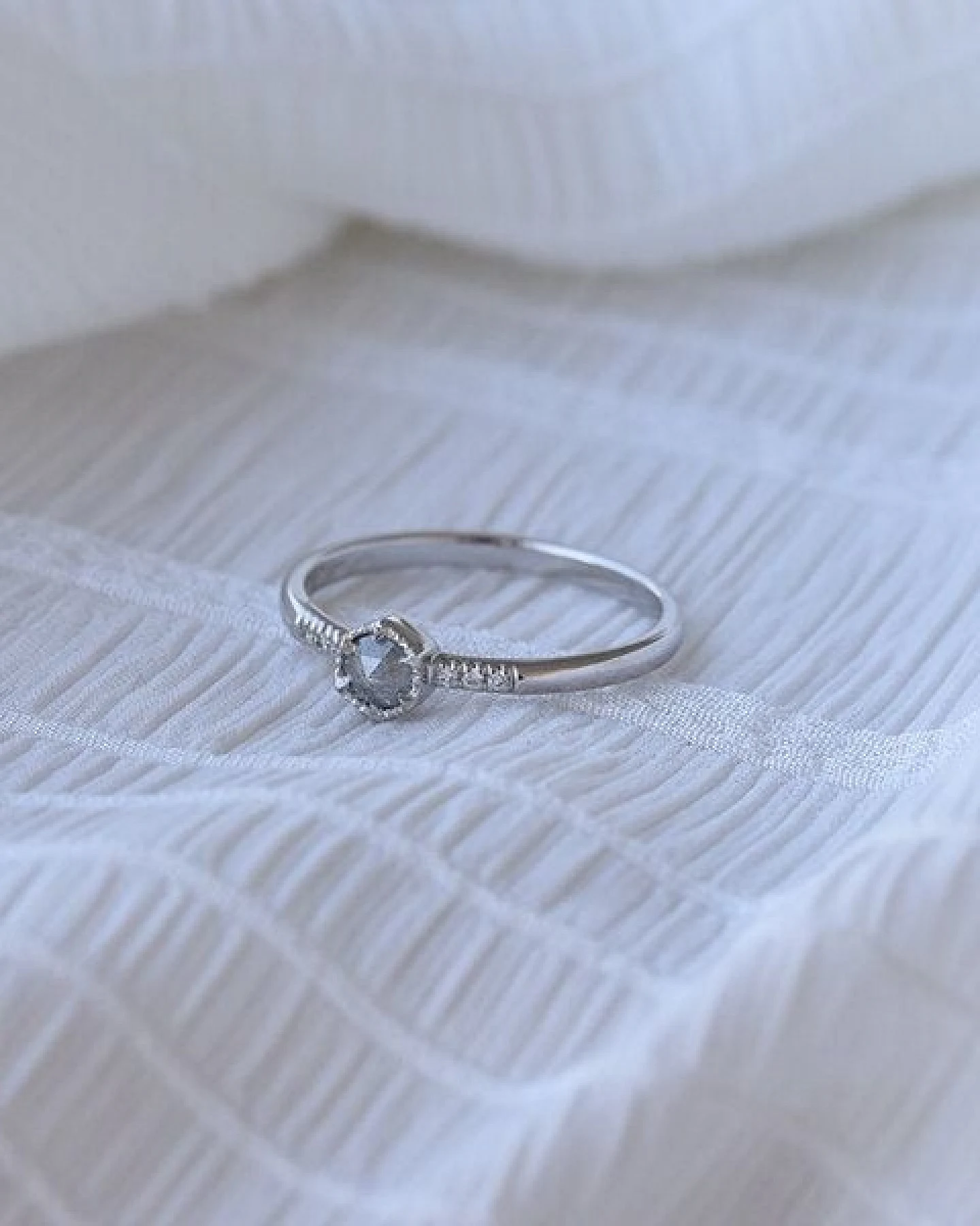 Eppi Ring aus Gold mit einzigartigem Salt´n´Pepper Diamanten Zamiel – Ansicht 3