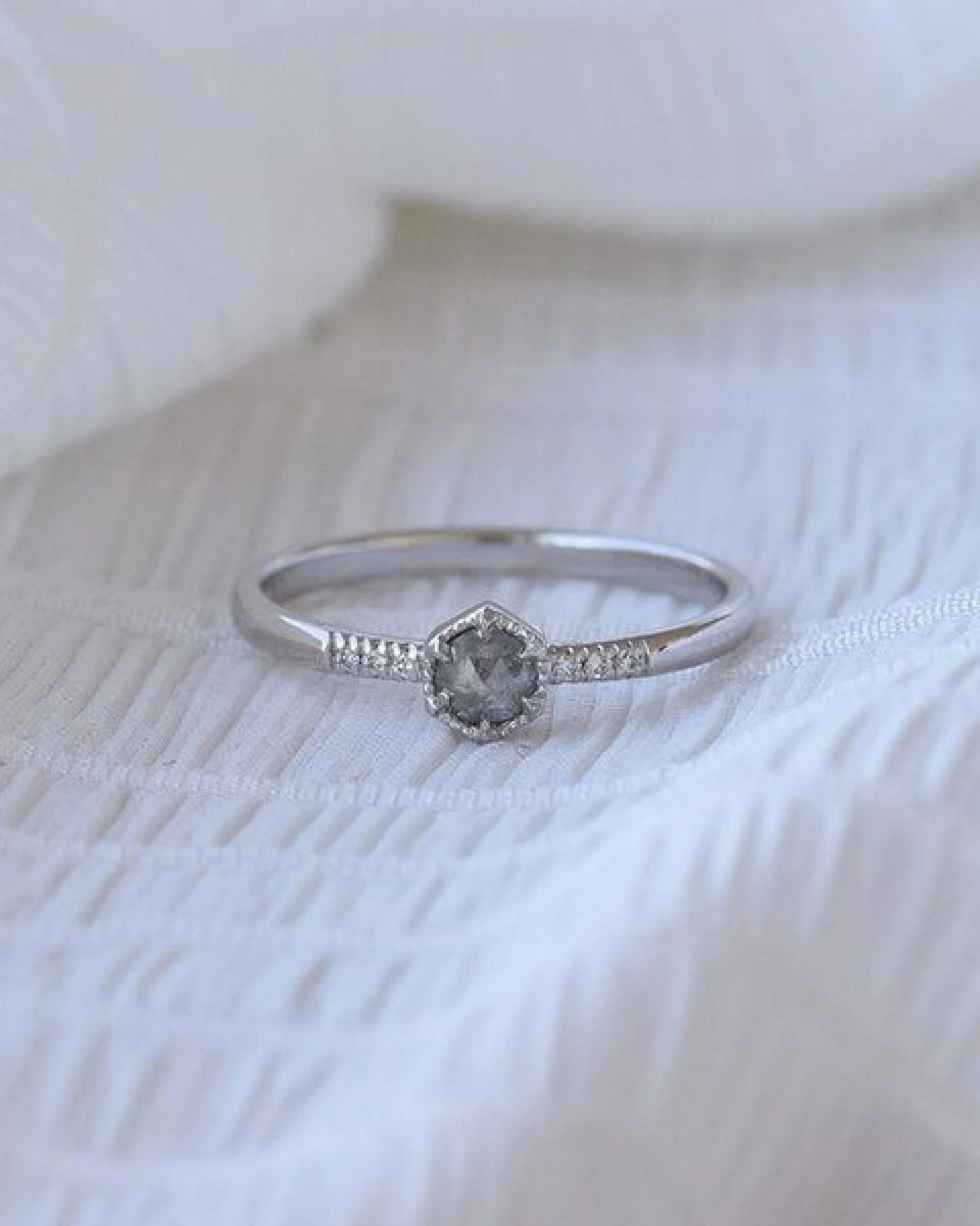 Eppi Ring aus Gold mit einzigartigem Salt´n´Pepper Diamanten Zamiel – Ansicht 2