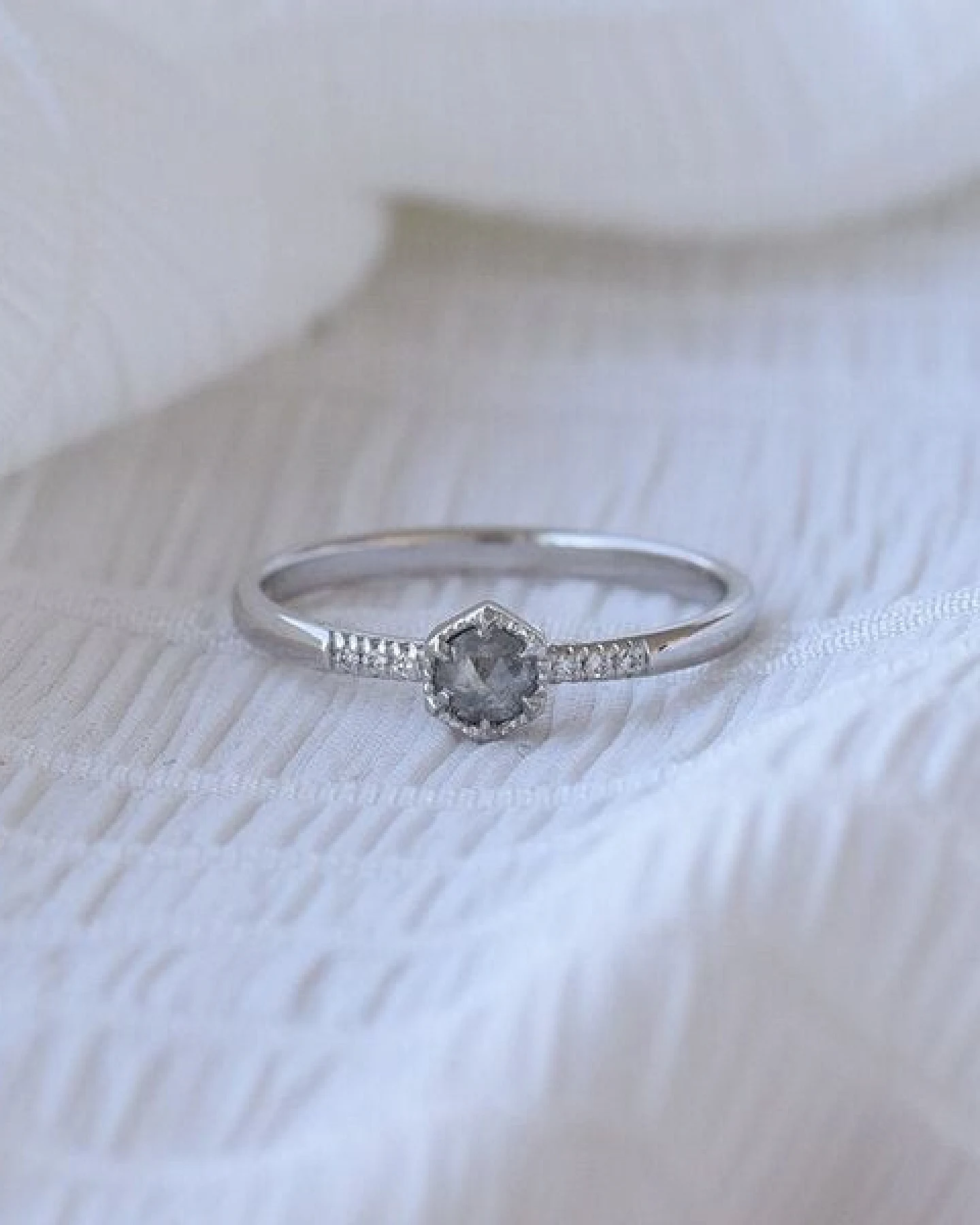 Eppi Ring aus Gold mit einzigartigem Salt´n´Pepper Diamanten Zamiel – Ansicht 2