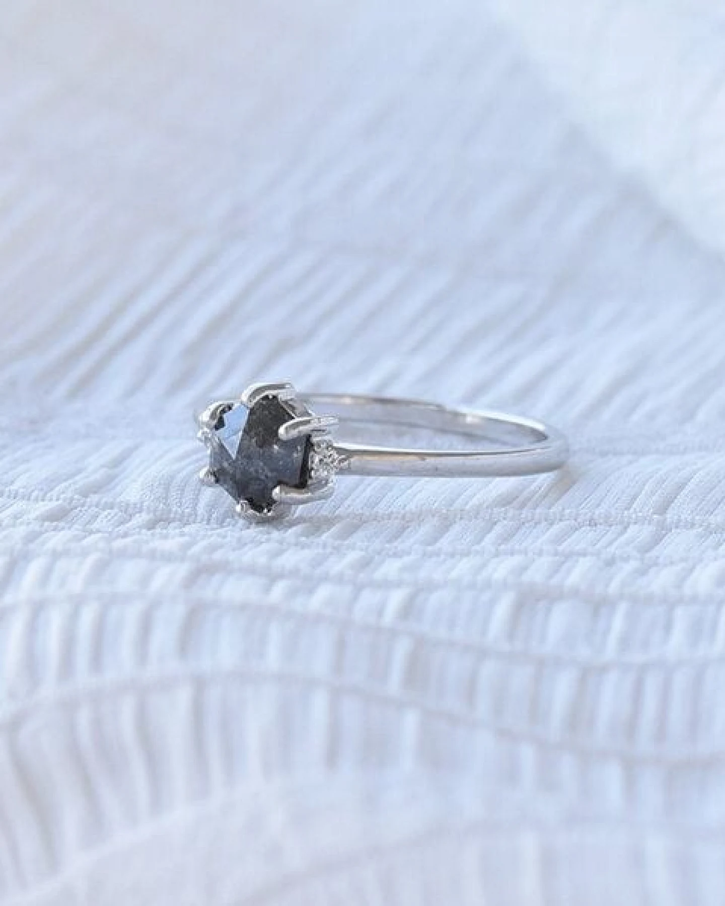 Eppi Goldring mit Salt and Pepper Diamant und Diamanten Felice – Ansicht 2