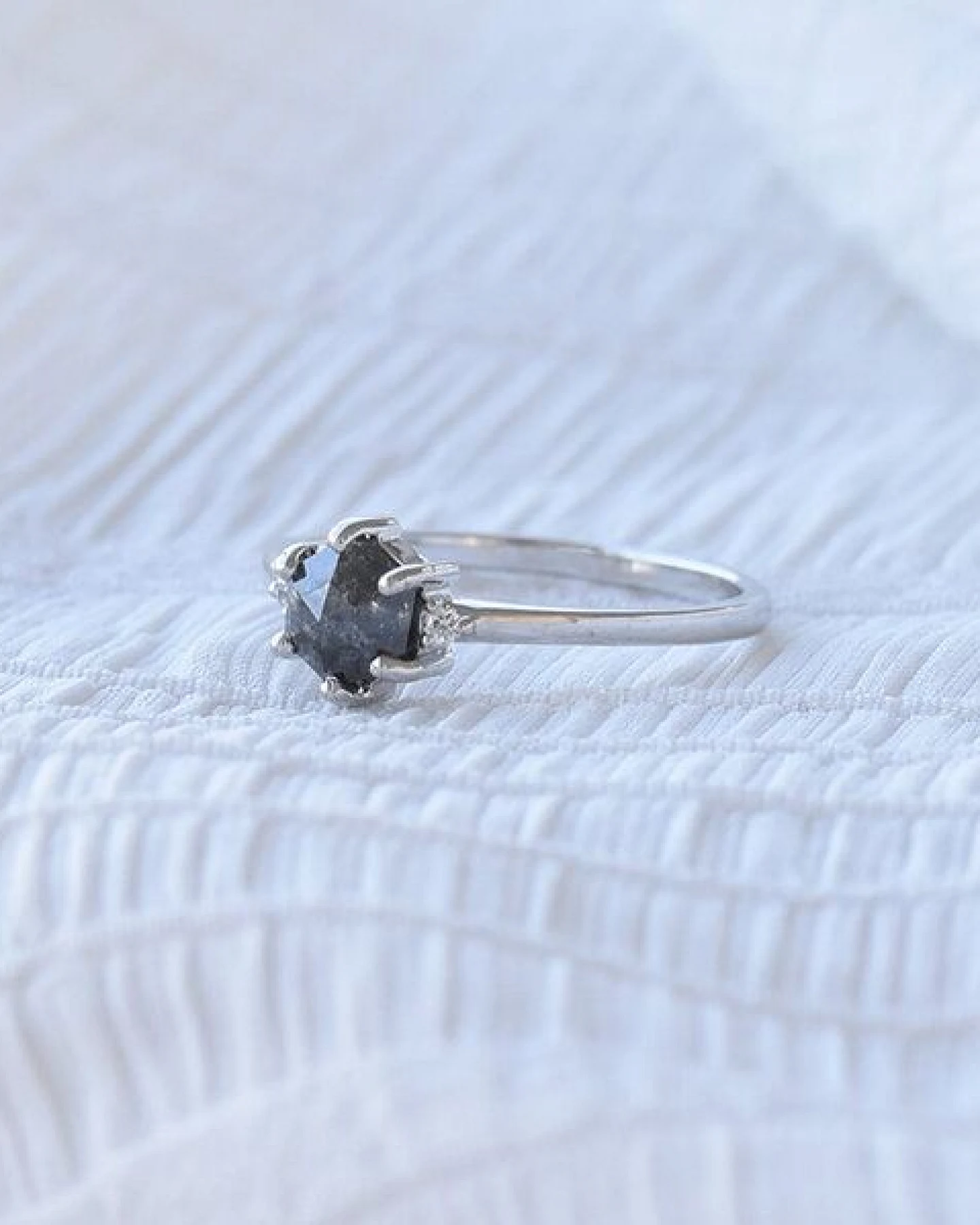 Eppi Goldring mit Salt and Pepper Diamant und Diamanten Felice – Ansicht 2