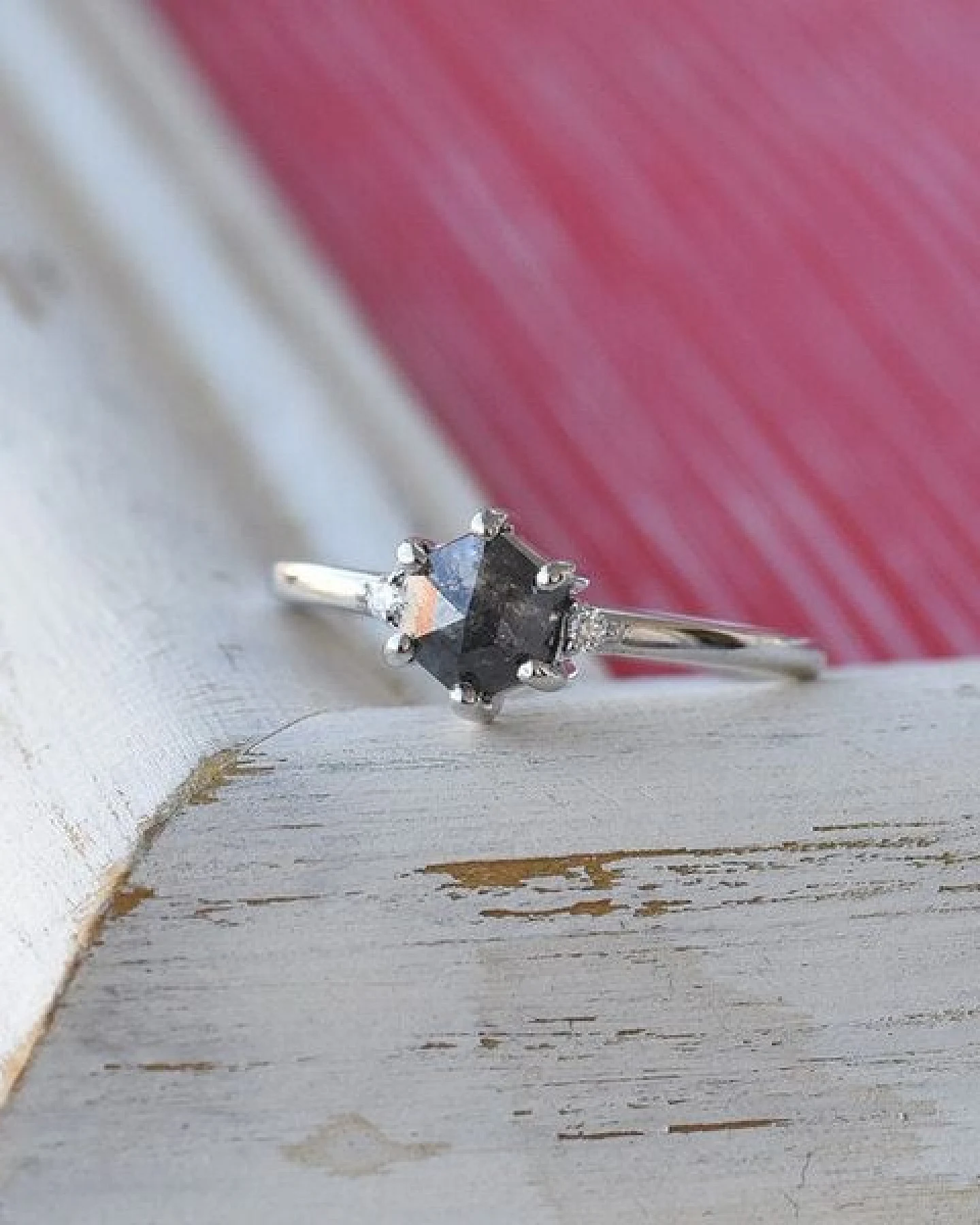 Eppi Goldring mit Salt and Pepper Diamant und Diamanten Felice – Ansicht 2