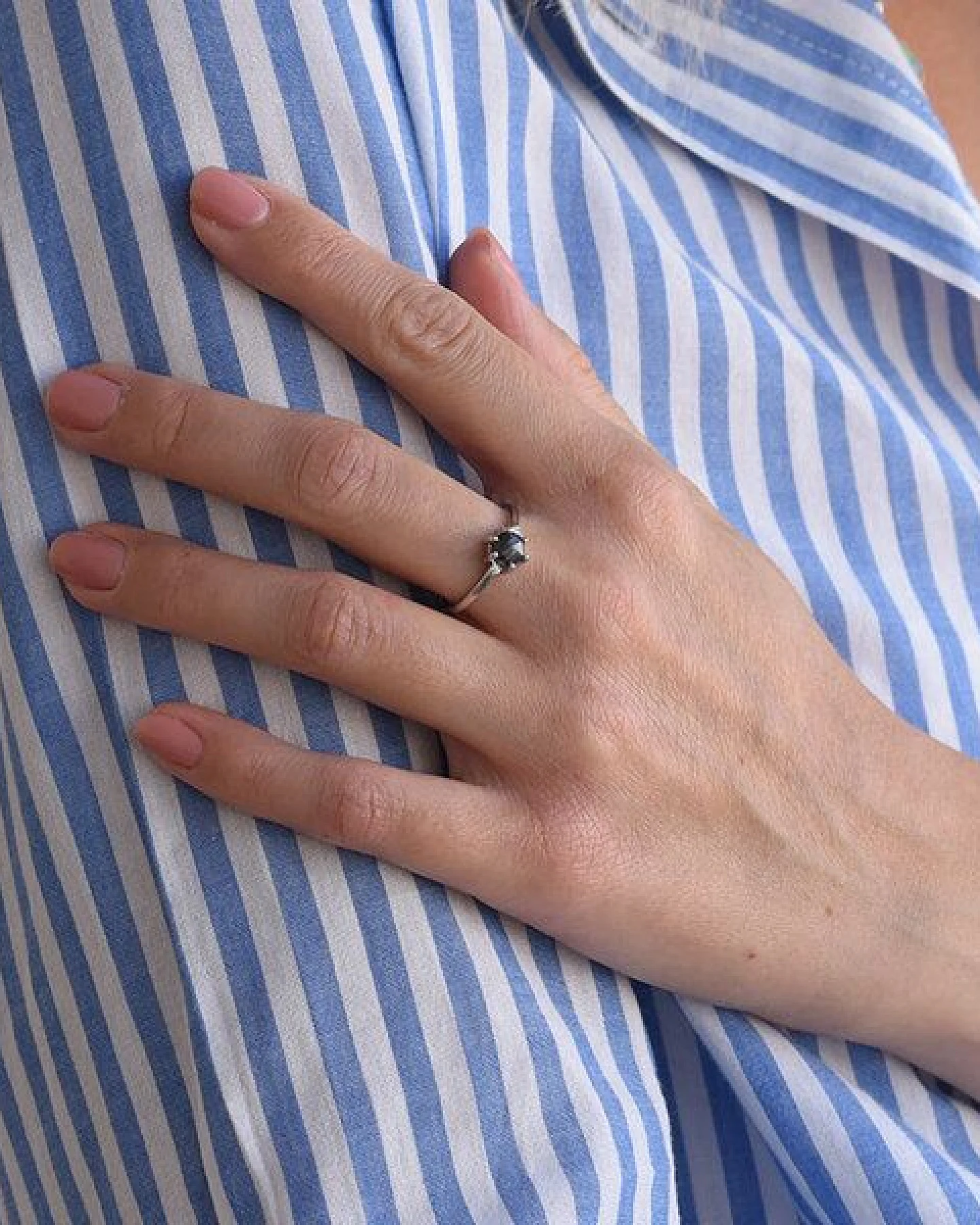 Eppi Goldring mit Salt and Pepper Diamant und Diamanten Felice – Ansicht 4