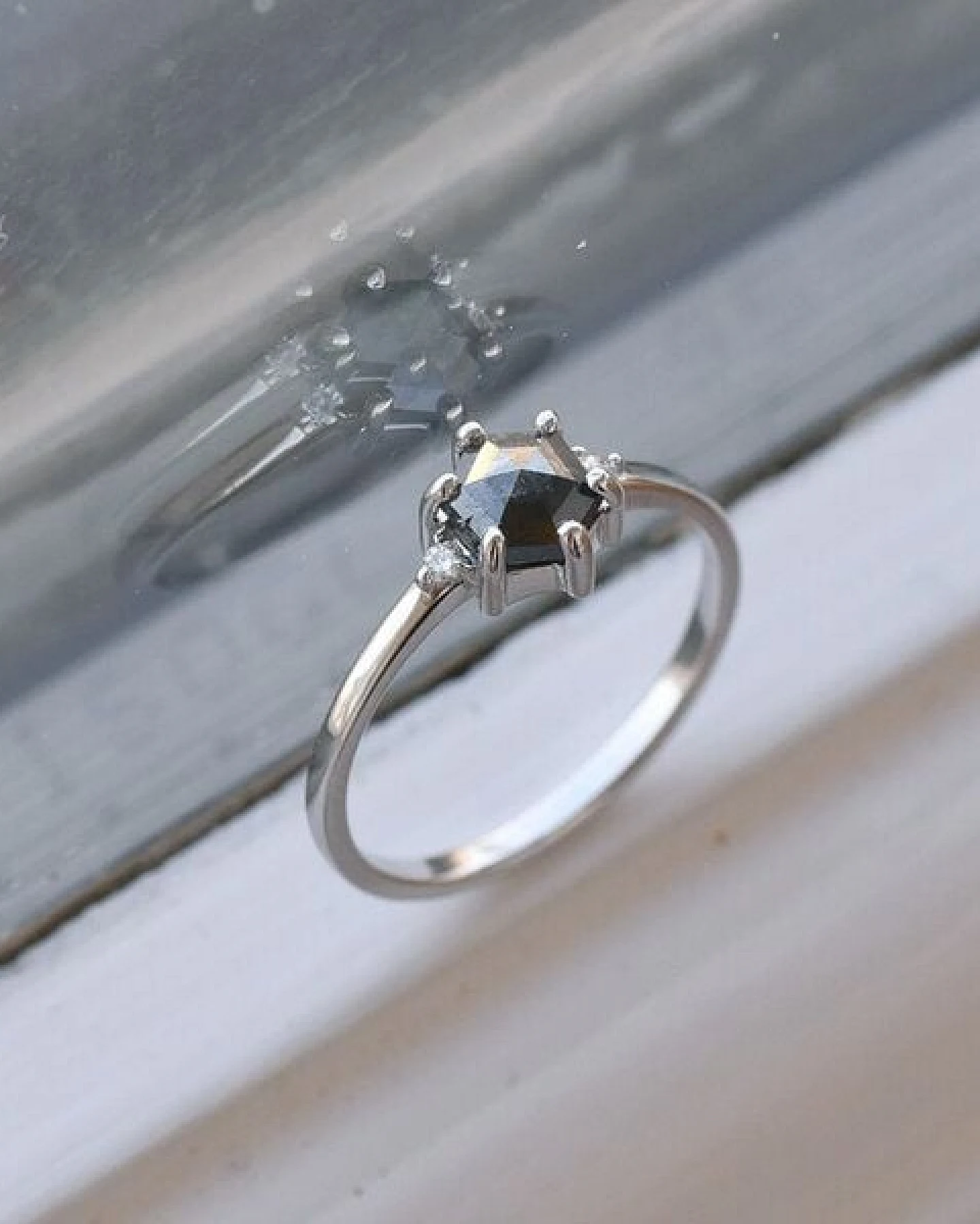 Eppi Goldring mit Salt and Pepper Diamant und Diamanten Felice – Ansicht 3