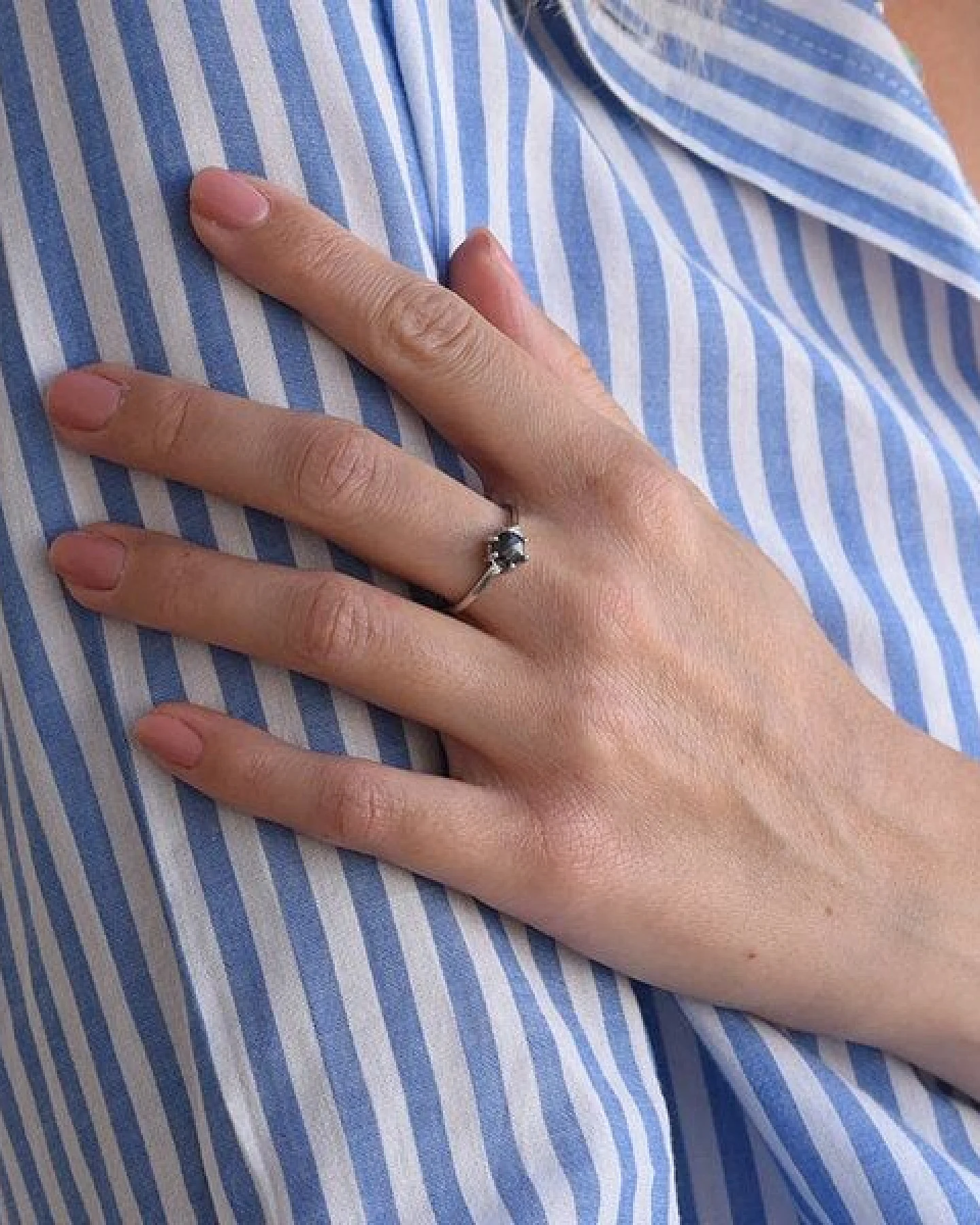 Eppi Goldring mit Salt and Pepper Diamant und Diamanten Felice – Ansicht 4