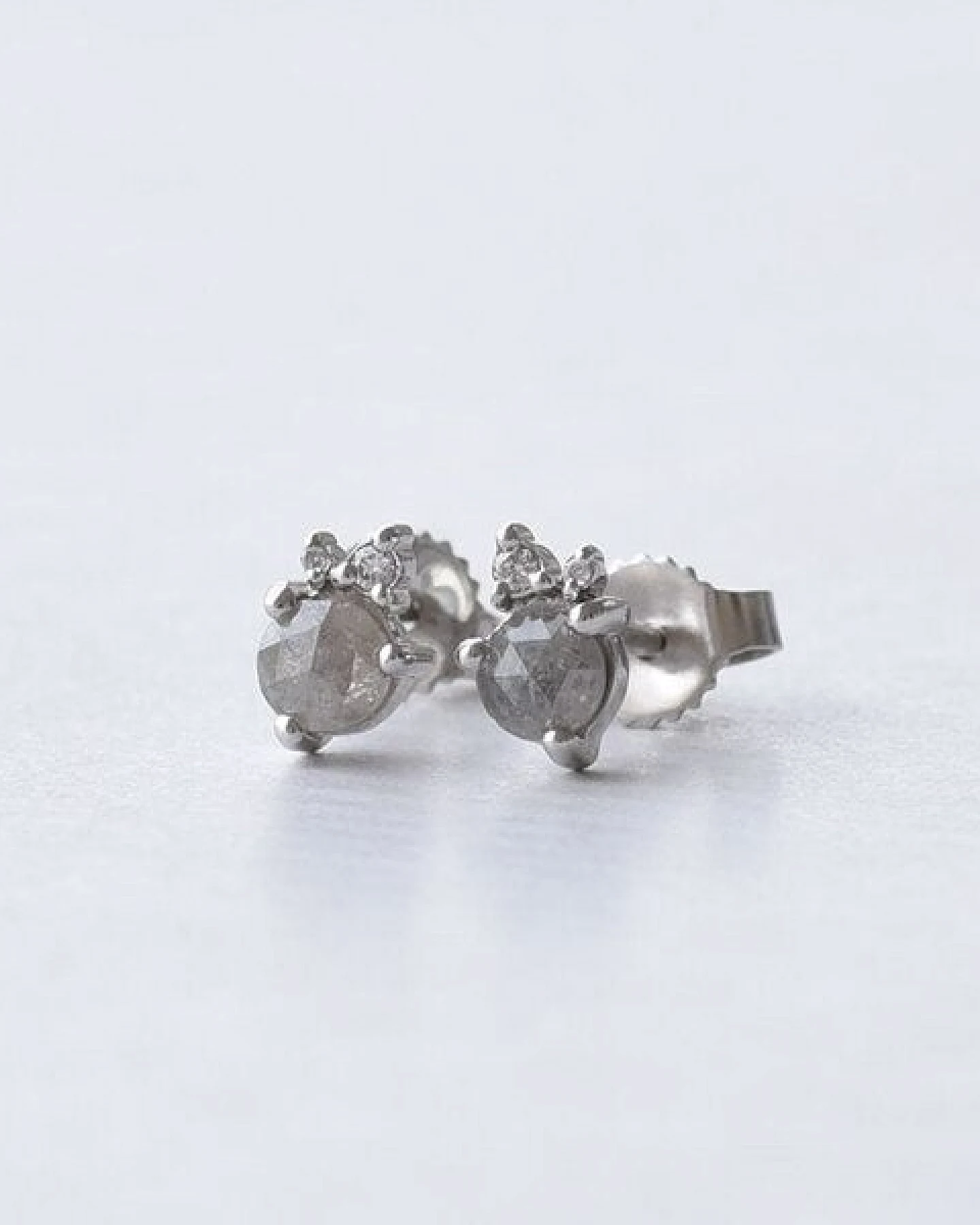 Eppi Goldohrringe mit Salt´n´Pepper Diamanten Meave – Ansicht 3