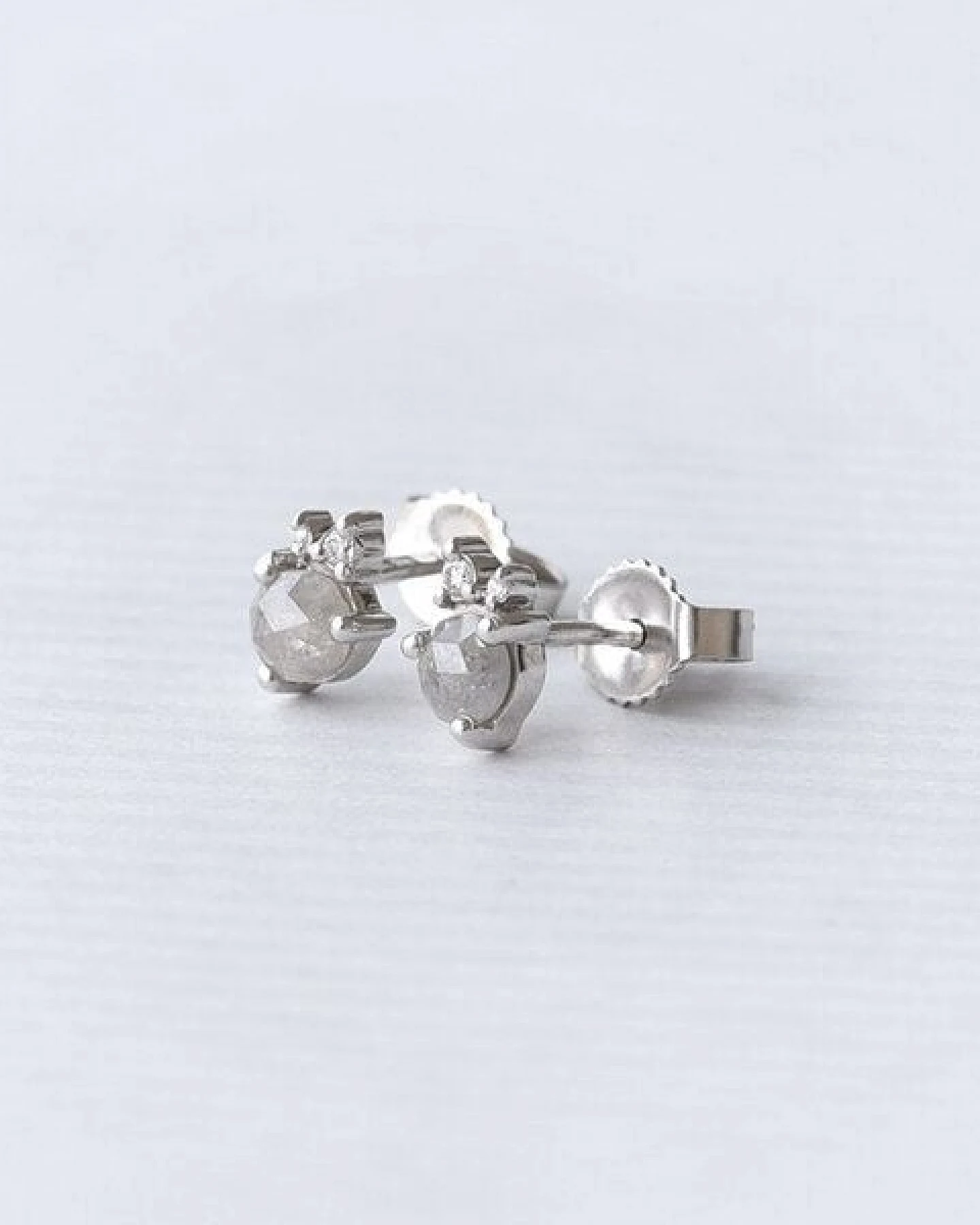 Eppi Goldohrringe mit Salt´n´Pepper Diamanten Meave – Ansicht 2