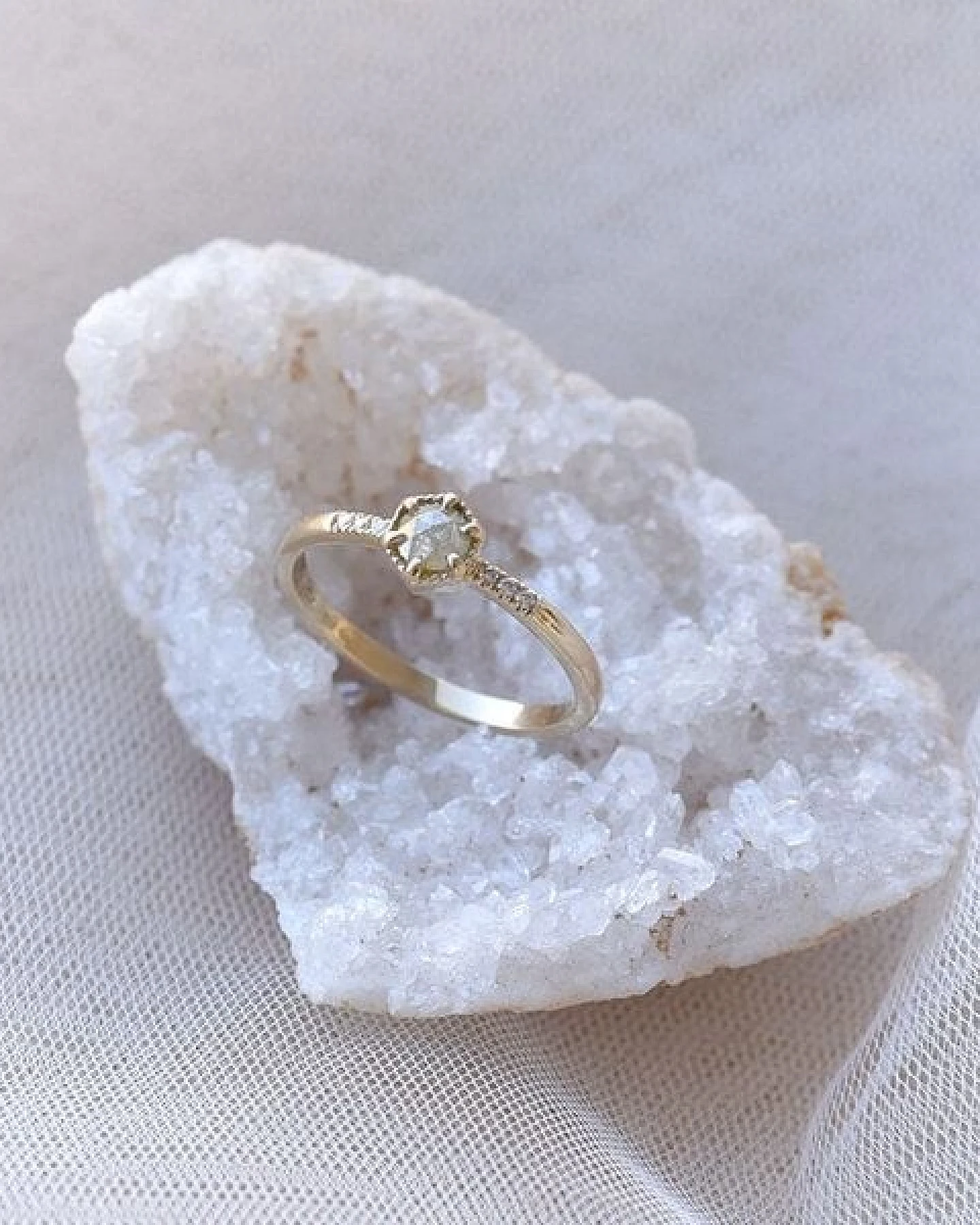Eppi Goldring mit gelben Salt'n'Pepper Diamant Granella – Ansicht 4