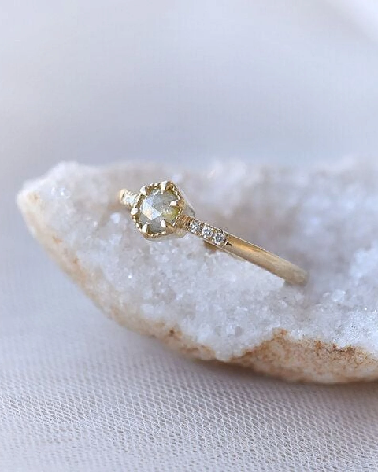 Eppi Goldring mit gelben Salt'n'Pepper Diamant Granella – Ansicht 3