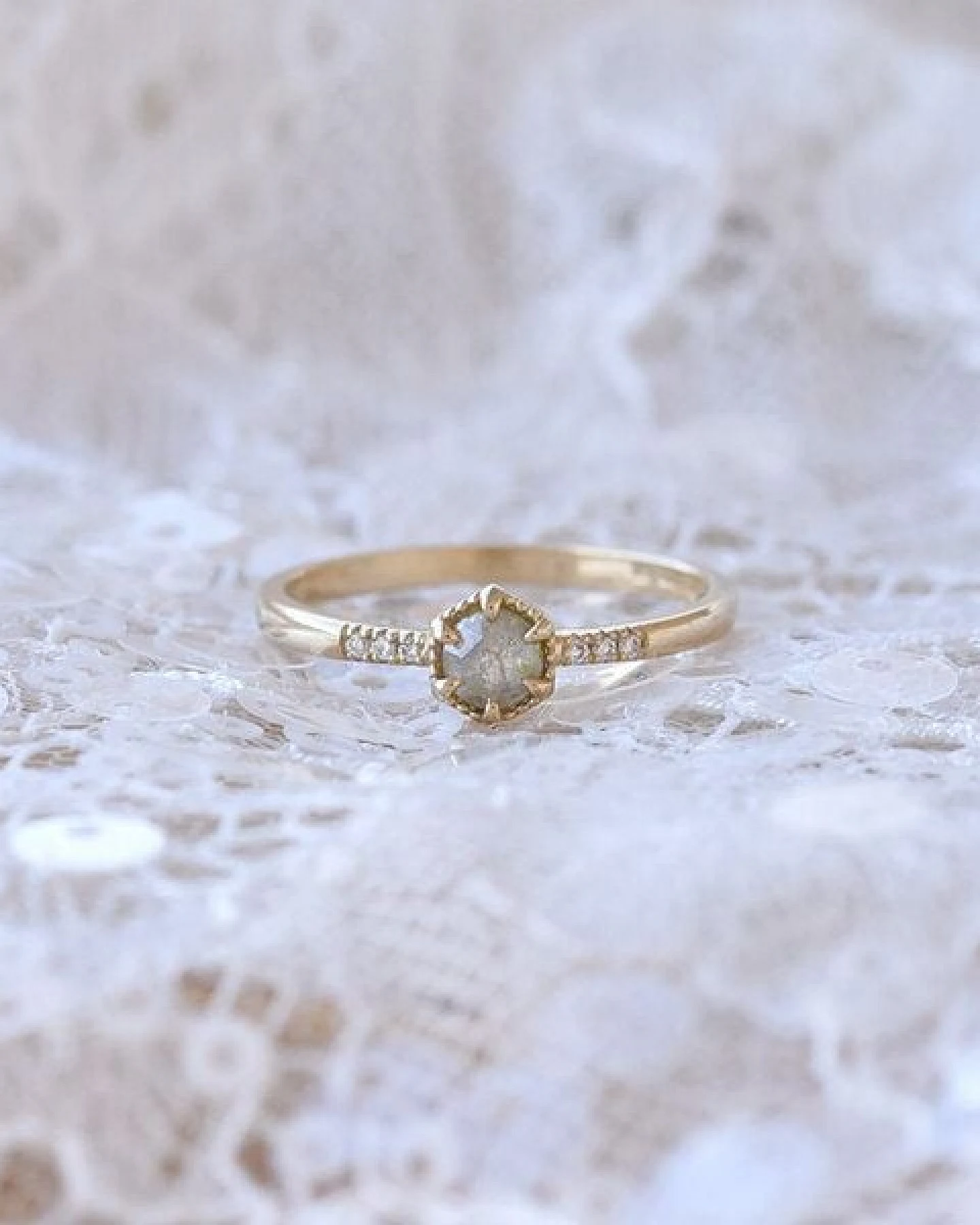 Eppi Goldring mit gelben Salt'n'Pepper Diamant Granella – Ansicht 2
