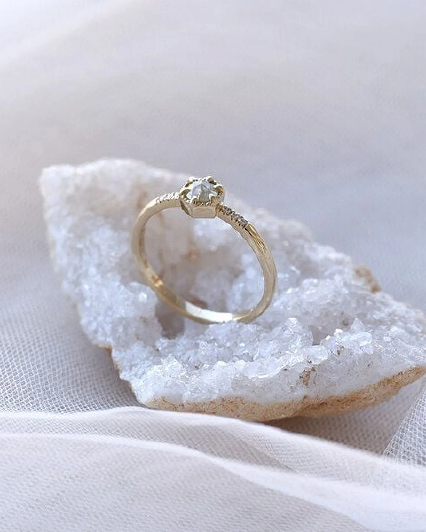 Eppi Goldring mit gelben Salt'n'Pepper Diamant Granella – Ansicht 4