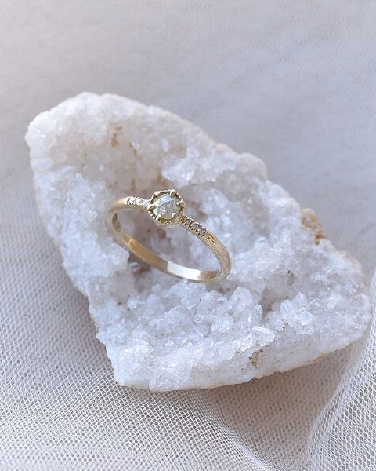 Eppi Goldring mit gelben Salt'n'Pepper Diamant Granella – Ansicht 3