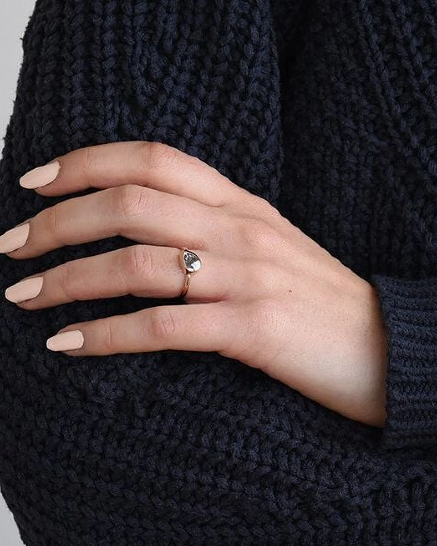 Eppi Goldener Ring mit Salt´n´Pepper Pear-Diamant Luna – Ansicht 4
