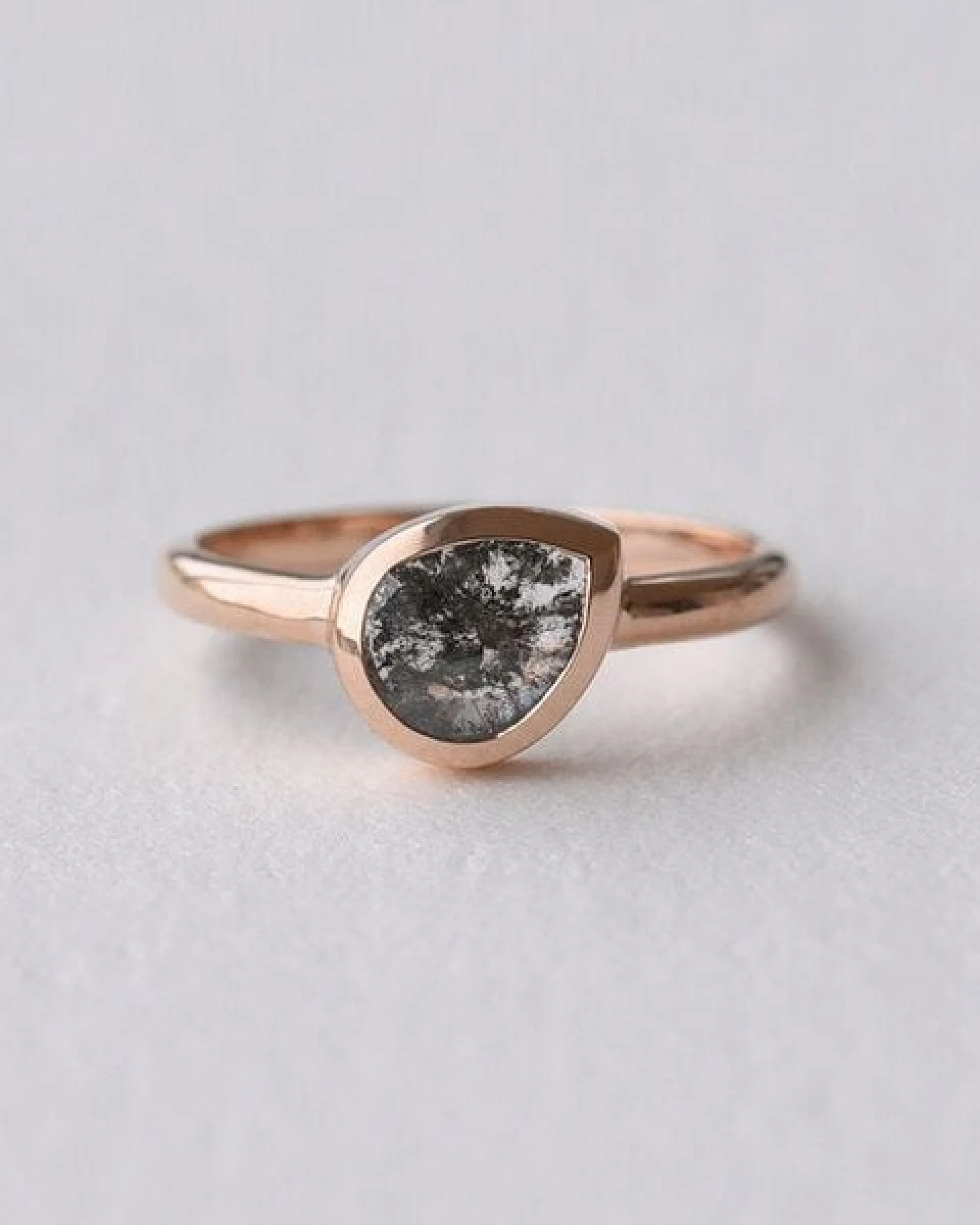 Eppi Goldener Ring mit Salt´n´Pepper Pear-Diamant Luna – Ansicht 2