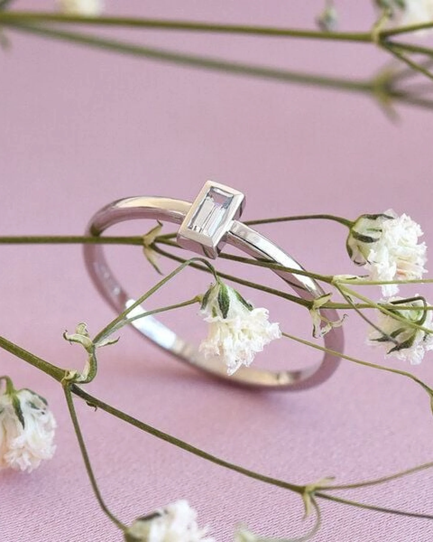 Eppi Minimalistischer Goldring mit Baguette Saphir Avice – Ansicht 3