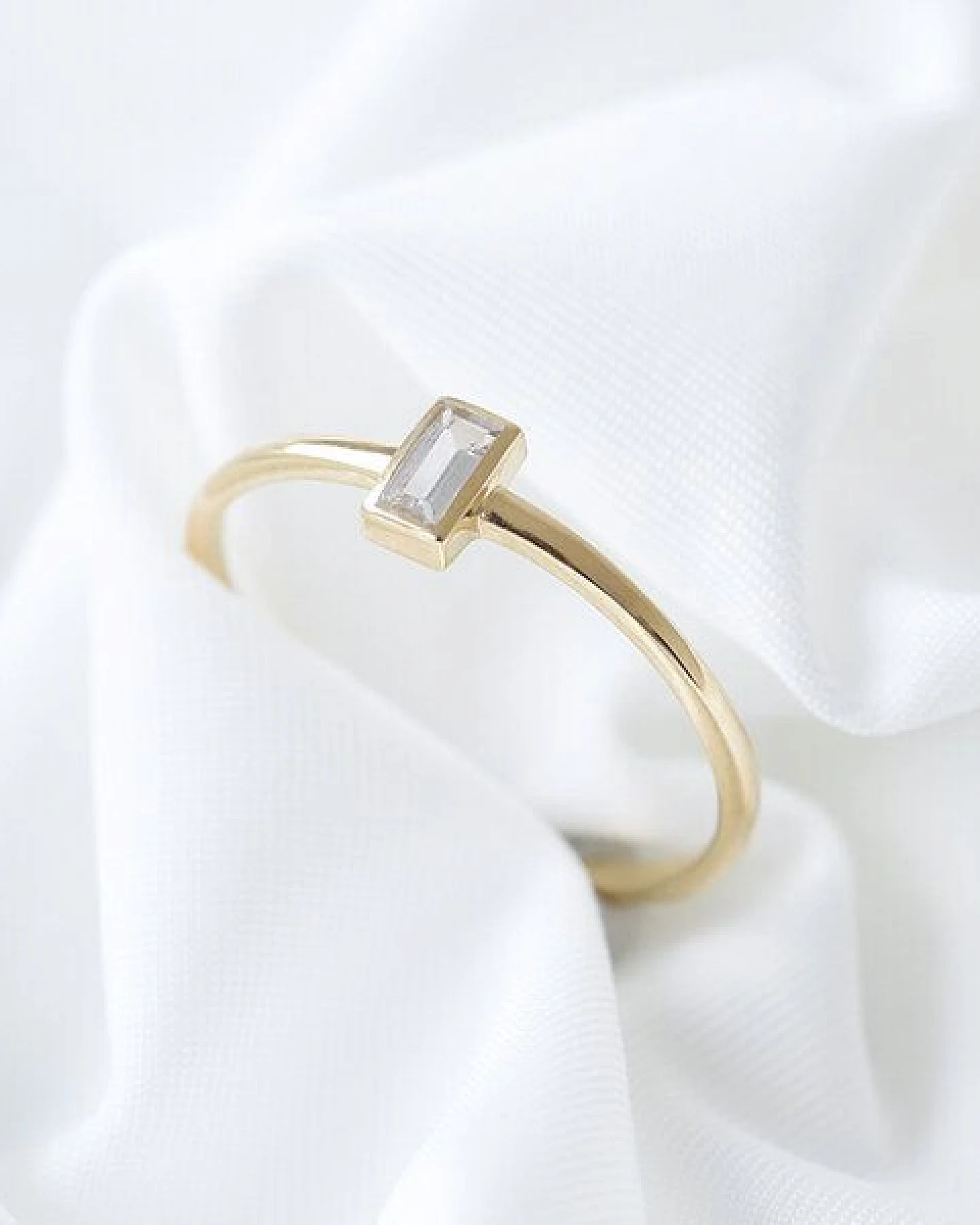 Eppi Minimalistischer Goldring mit Baguette Saphir Avice – Ansicht 3