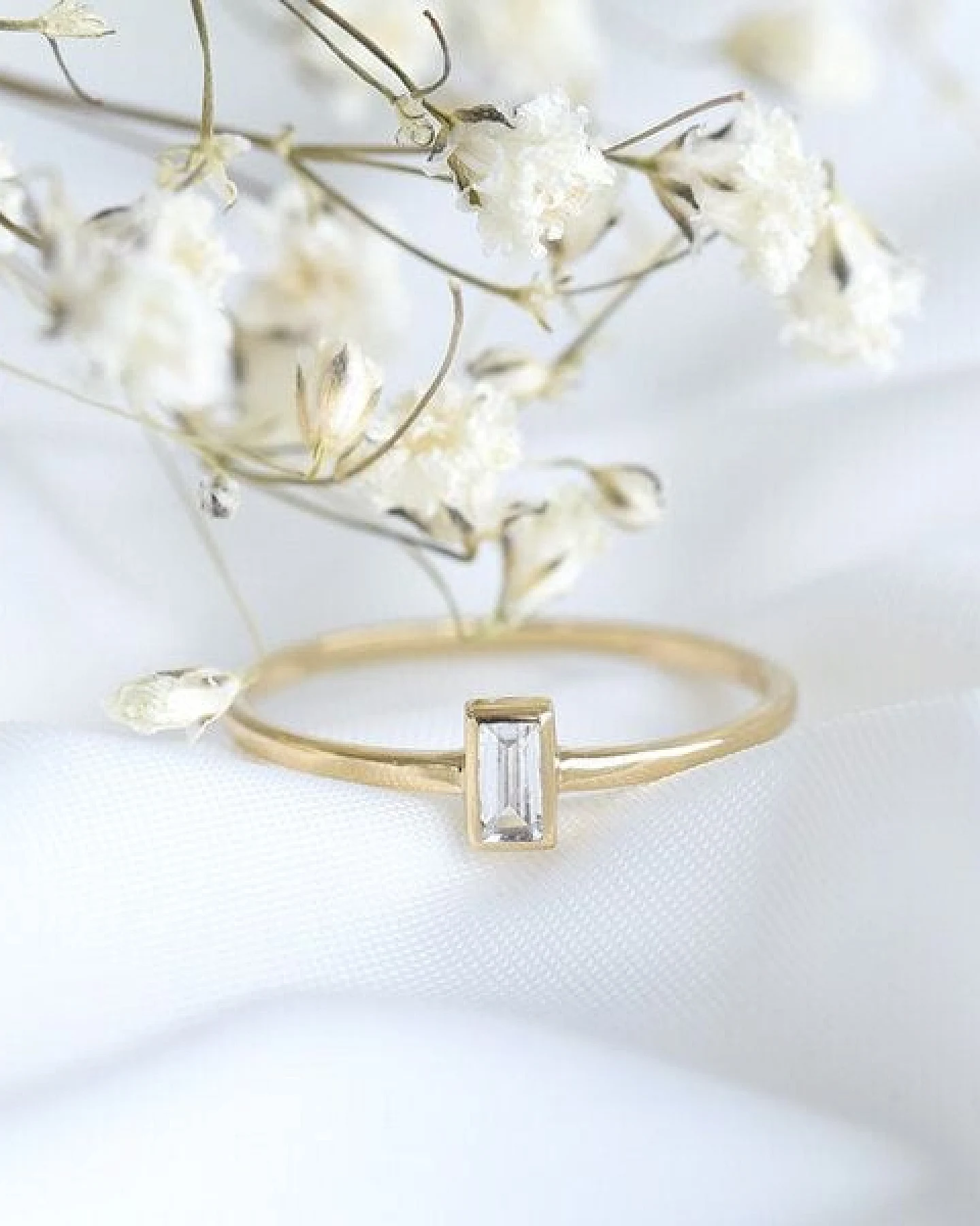 Eppi Minimalistischer Goldring mit Baguette Saphir Avice – Ansicht 2