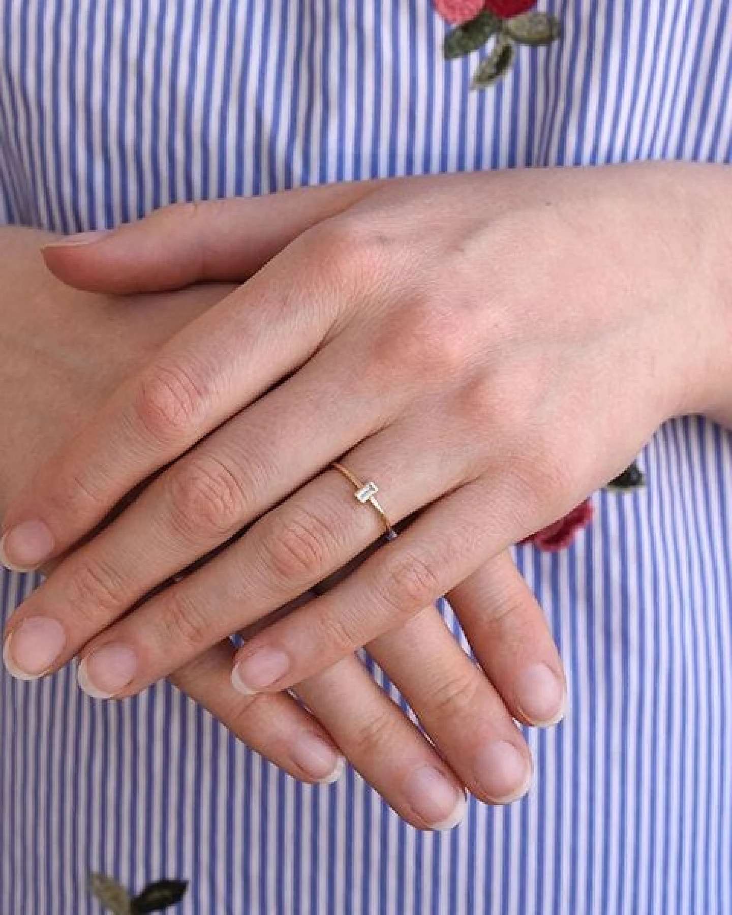 Eppi Minimalistischer Goldring mit Baguette Saphir Avice – Ansicht 4