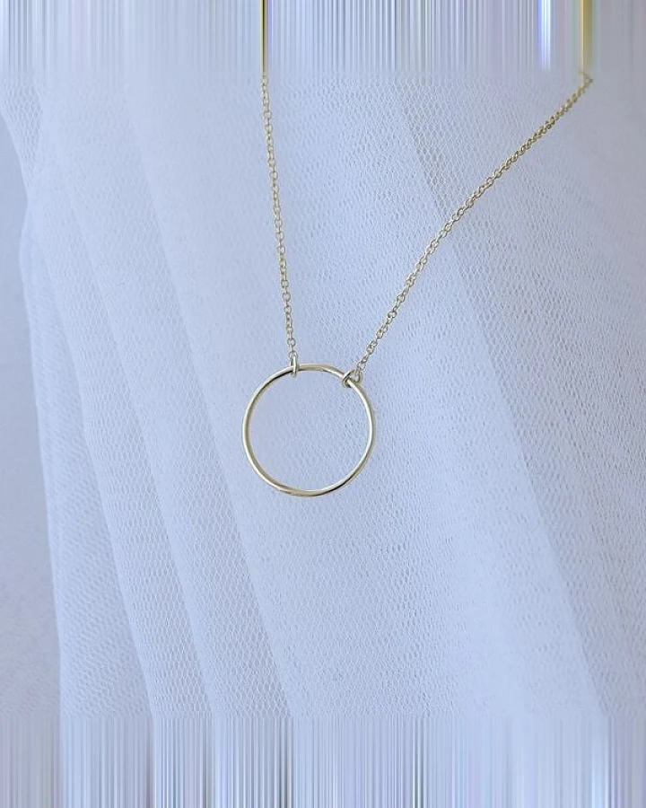 Eppi Goldene Halskette in minimalistischer Form Karma