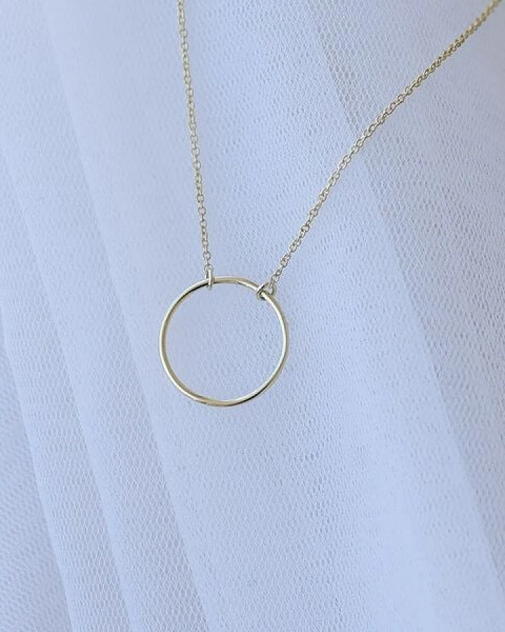 Eppi Goldene Halskette in minimalistischer Form Karma