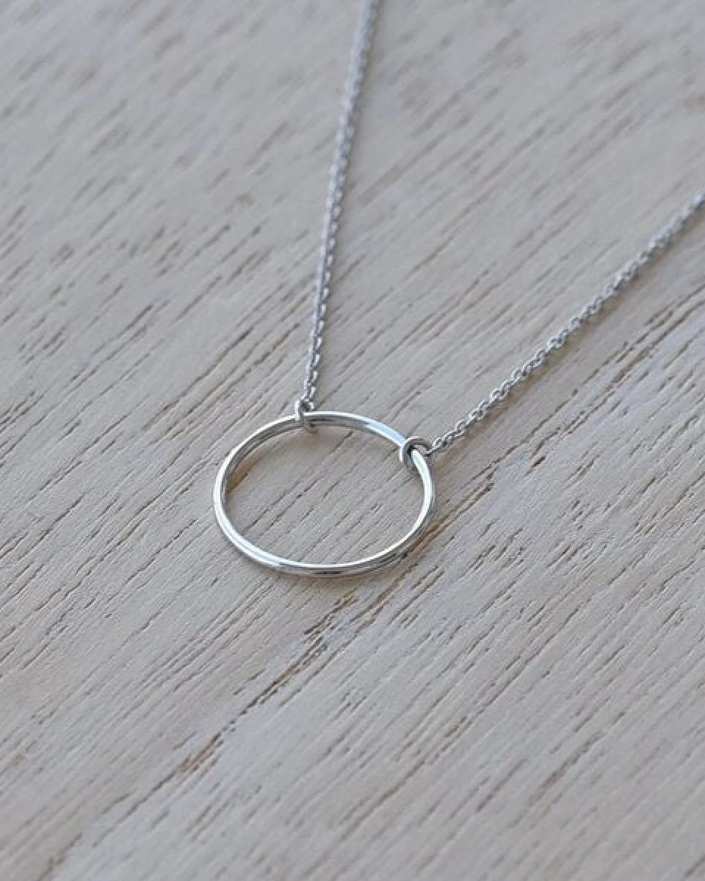Eppi Goldene Halskette in minimalistischer Form Karma – Ansicht 2