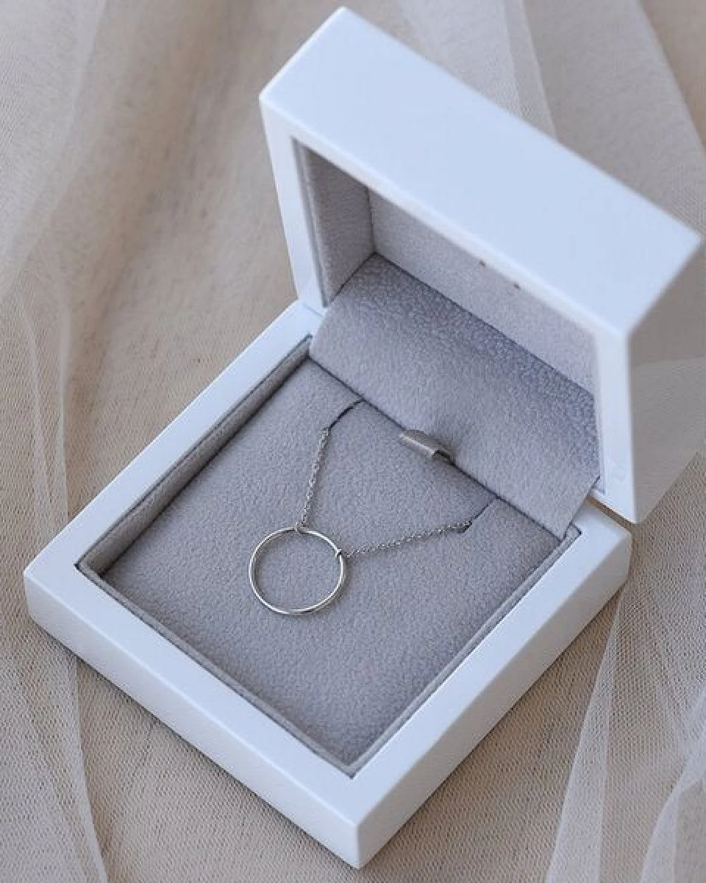 Eppi Goldene Halskette in minimalistischer Form Karma – Ansicht 4
