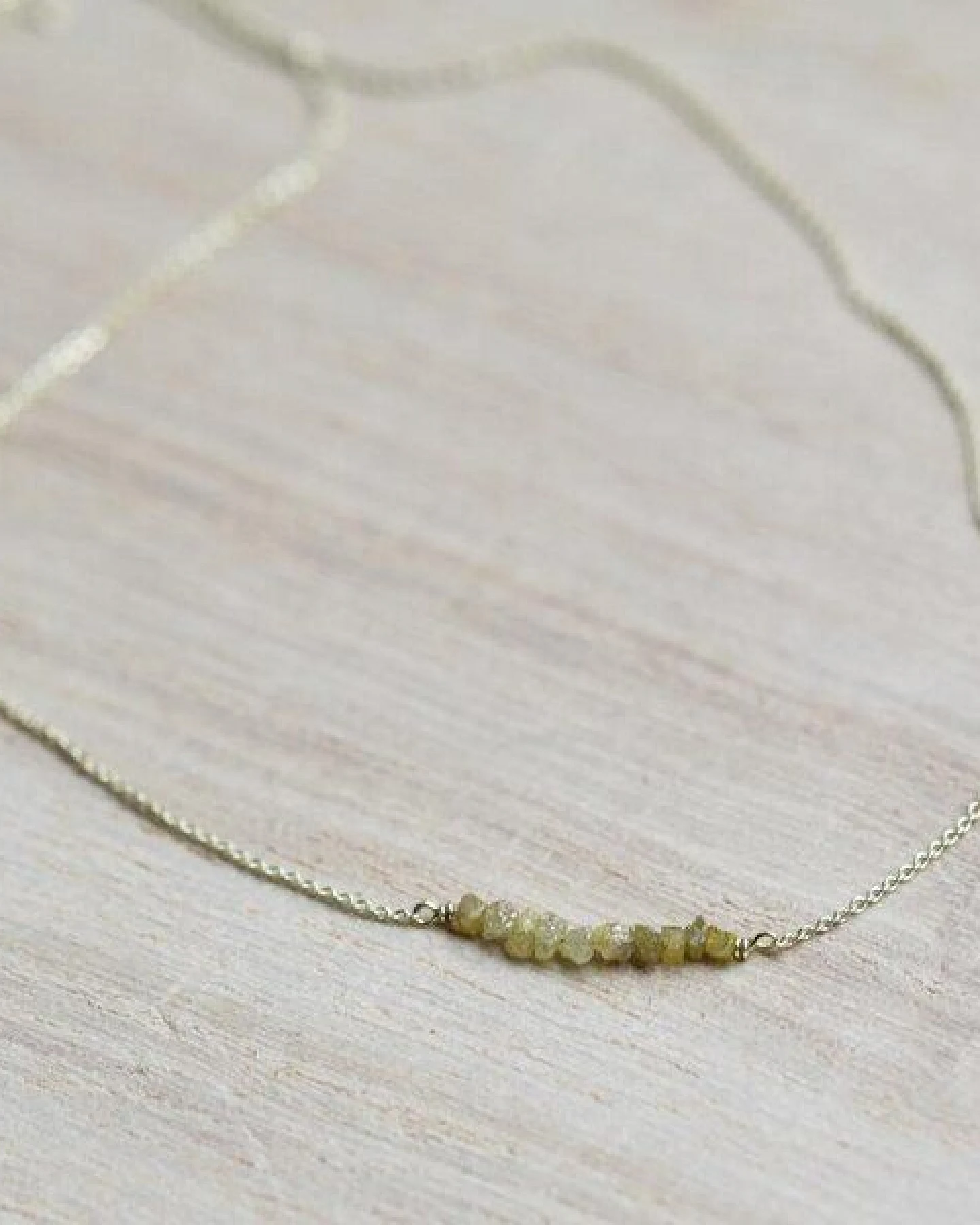 Eppi Goldener Choker mit ungeschliffenen gelben Diamanten Inaku – Ansicht 2