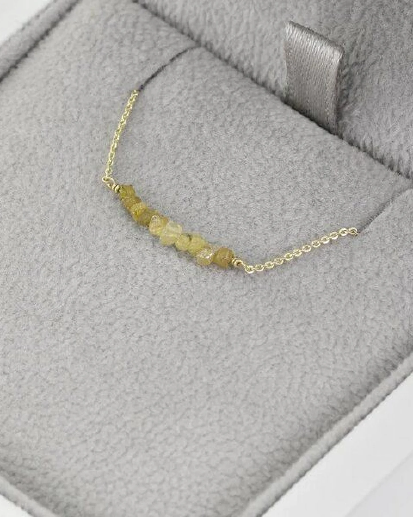 Eppi Goldener Choker mit ungeschliffenen gelben Diamanten Inaku – Ansicht 3