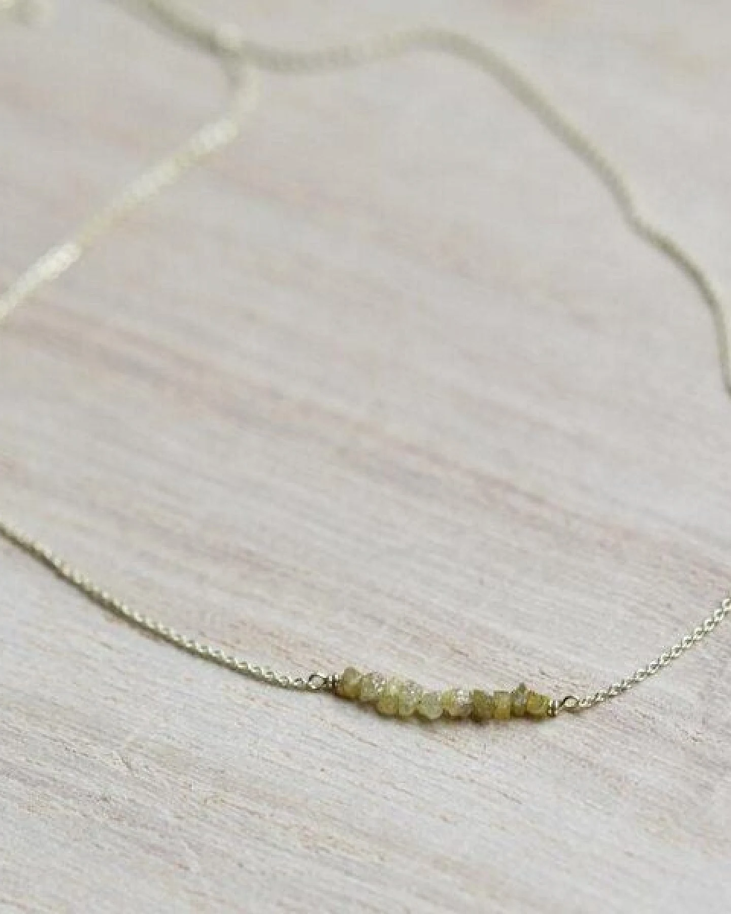 Eppi Goldener Choker mit ungeschliffenen gelben Diamanten Inaku – Ansicht 2