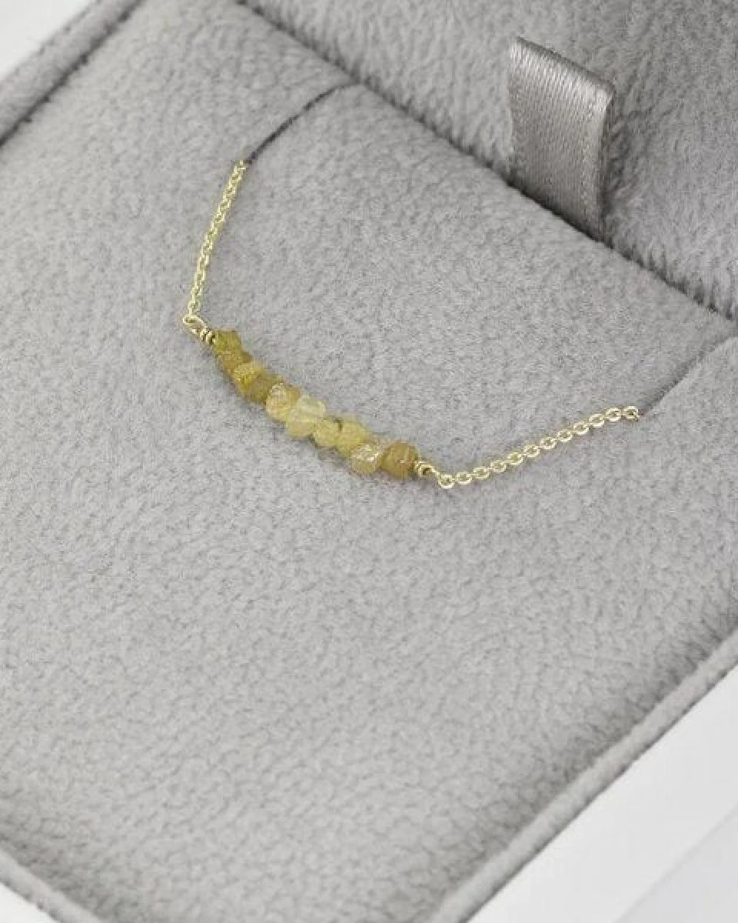 Eppi Goldener Choker mit ungeschliffenen gelben Diamanten Inaku – Ansicht 4