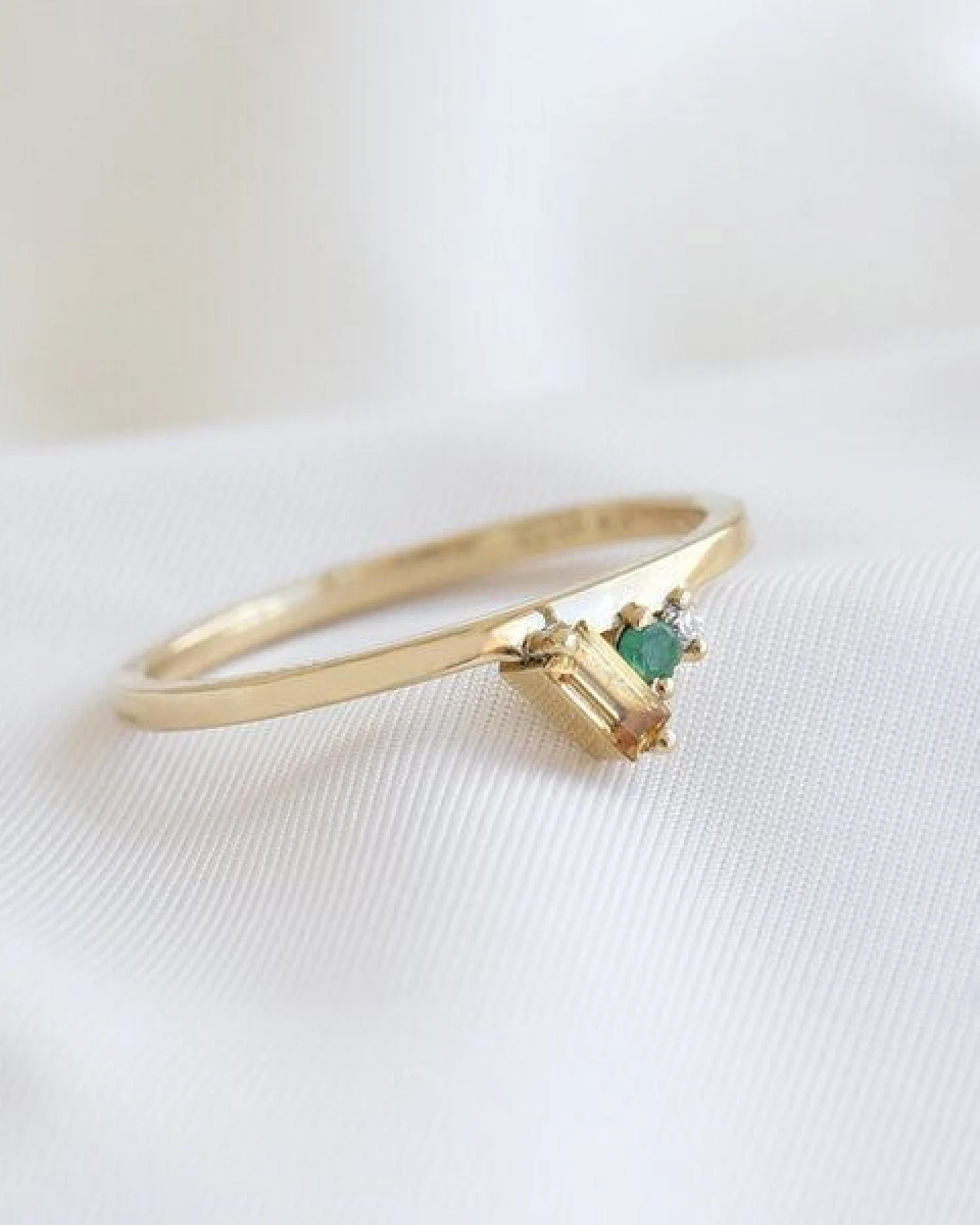 Eppi Cluster-Ring aus Gold mit Citrin, Smaragd und einem Diamanten Dalit – Ansicht 3