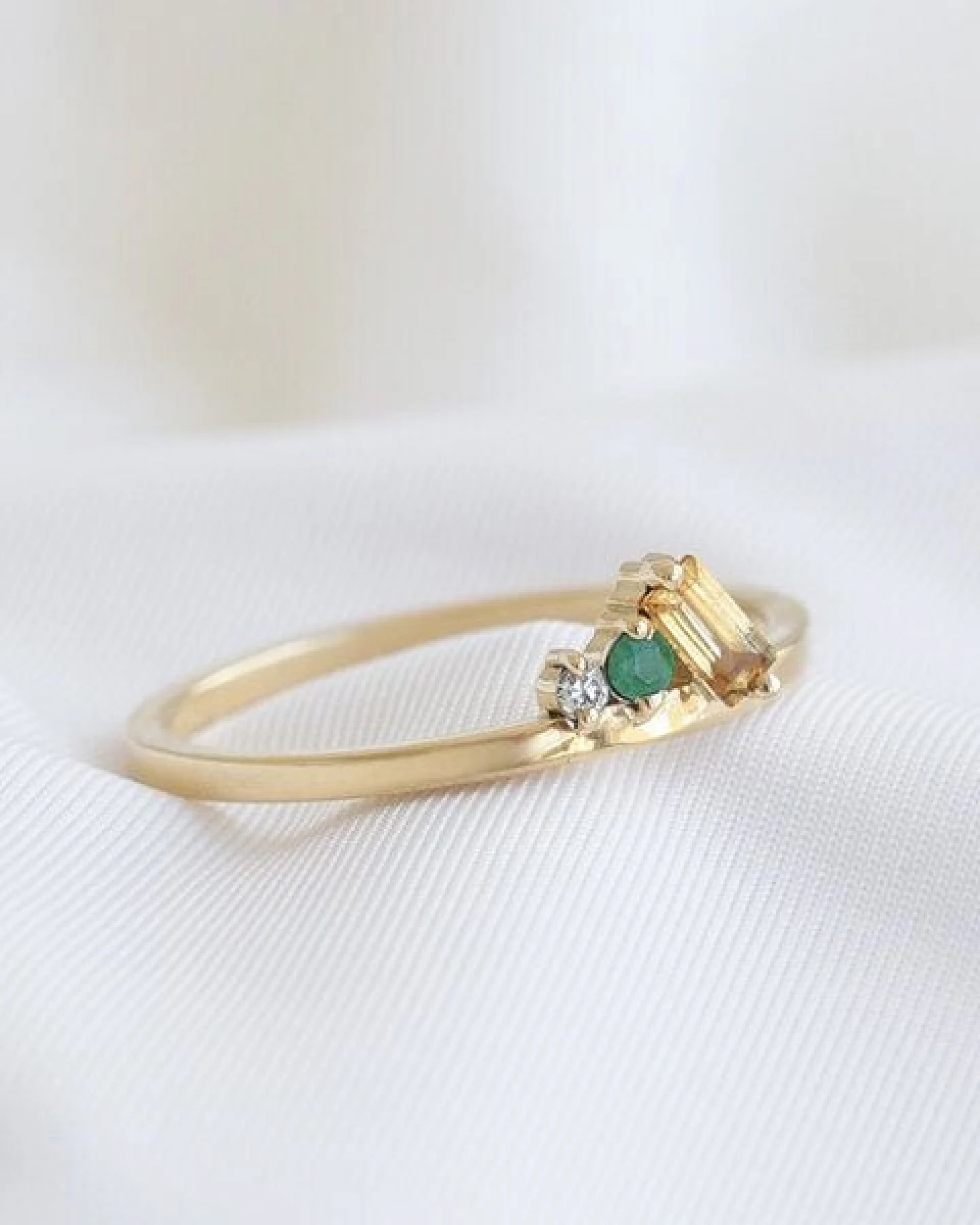 Eppi Cluster-Ring aus Gold mit Citrin, Smaragd und einem Diamanten Dalit – Ansicht 2