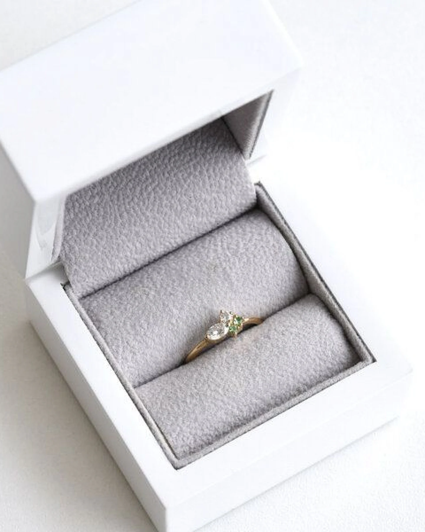 Eppi Zarter Ring mit Moissaniten und Tsavorit-Granaten Lowri – Ansicht 3