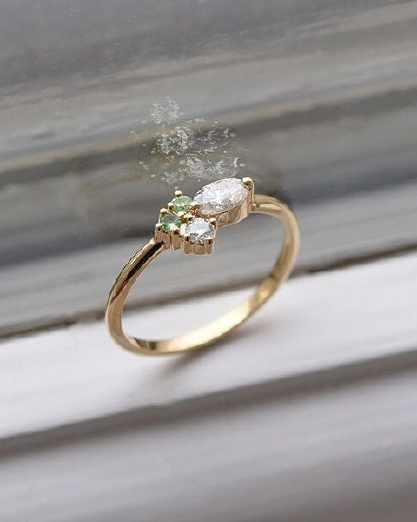 Eppi Zarter Ring mit Moissaniten und Tsavorit-Granaten Lowri – Ansicht 3