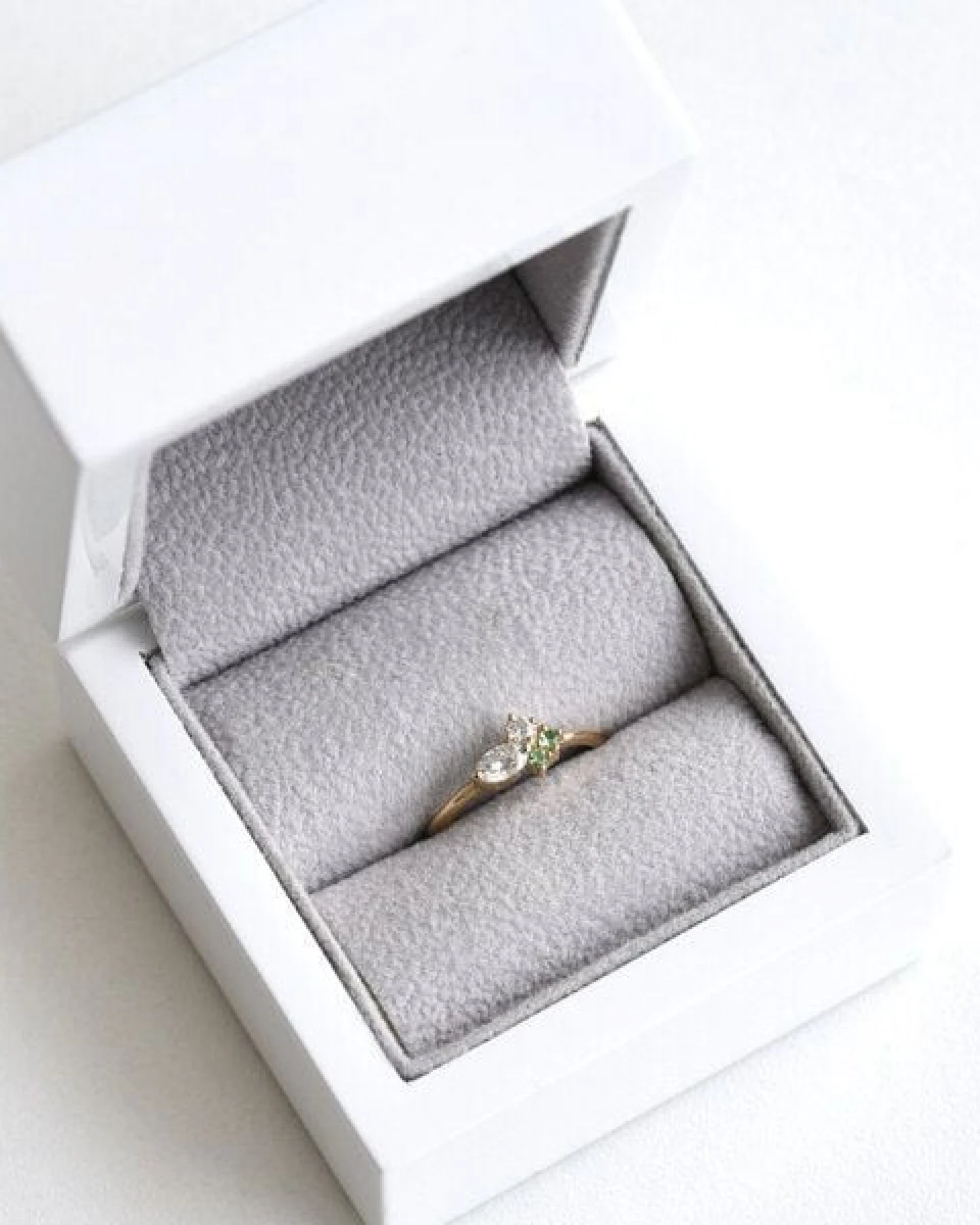 Eppi Zarter Ring mit Moissaniten und Tsavorit-Granaten Lowri – Ansicht 4