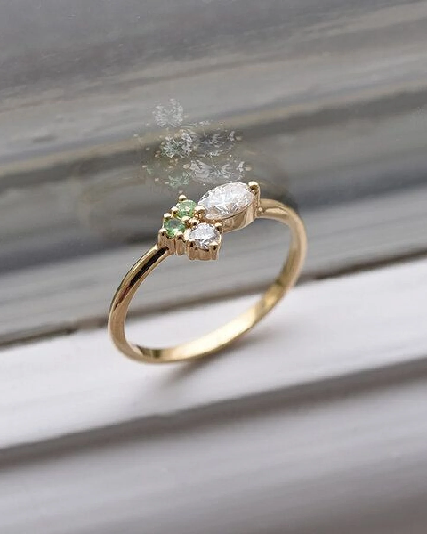 Eppi Zarter Ring mit Moissaniten und Tsavorit-Granaten Lowri – Ansicht 2