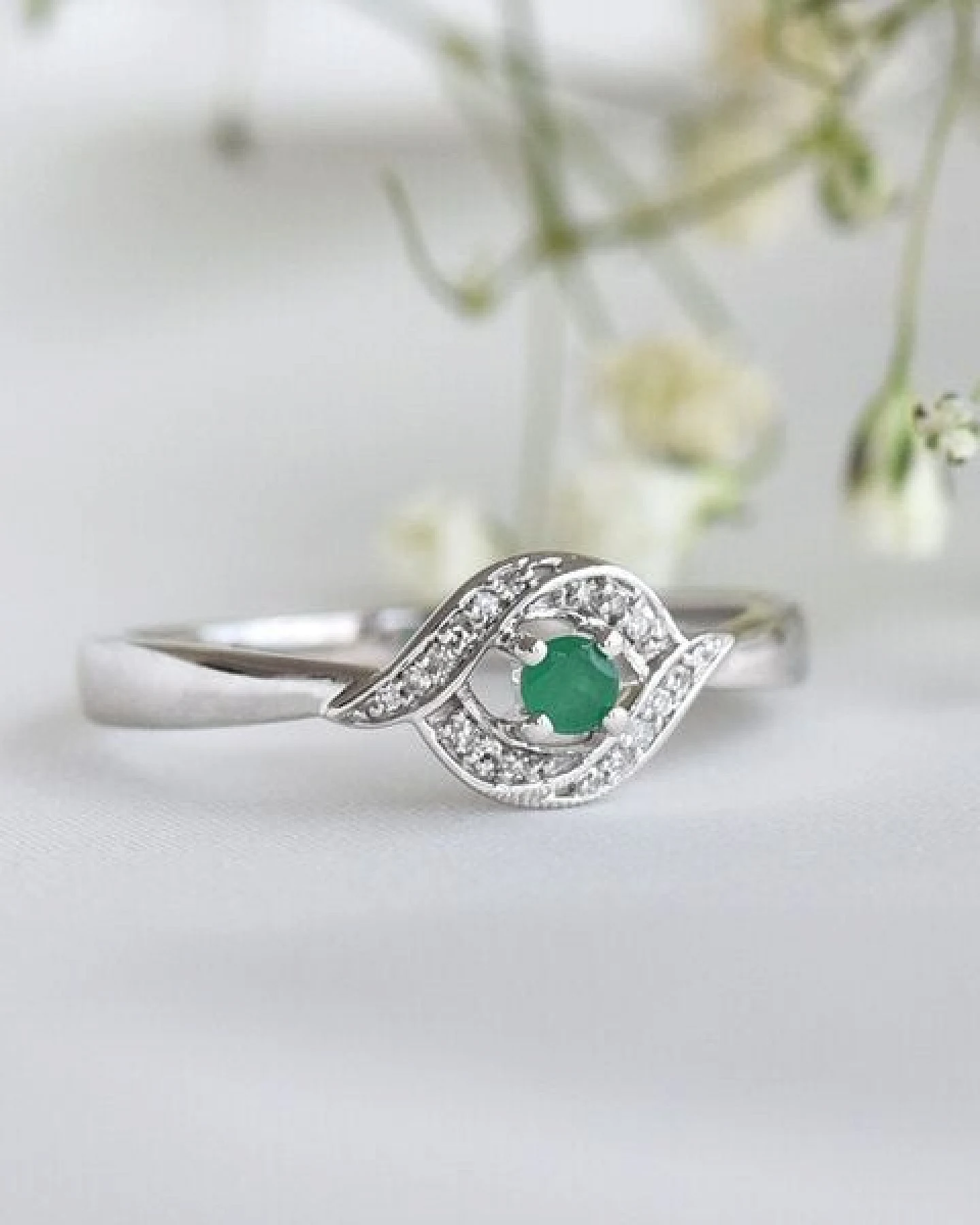 Eppi Ring mit Smaragd und Diamanten Nurisa – Ansicht 2