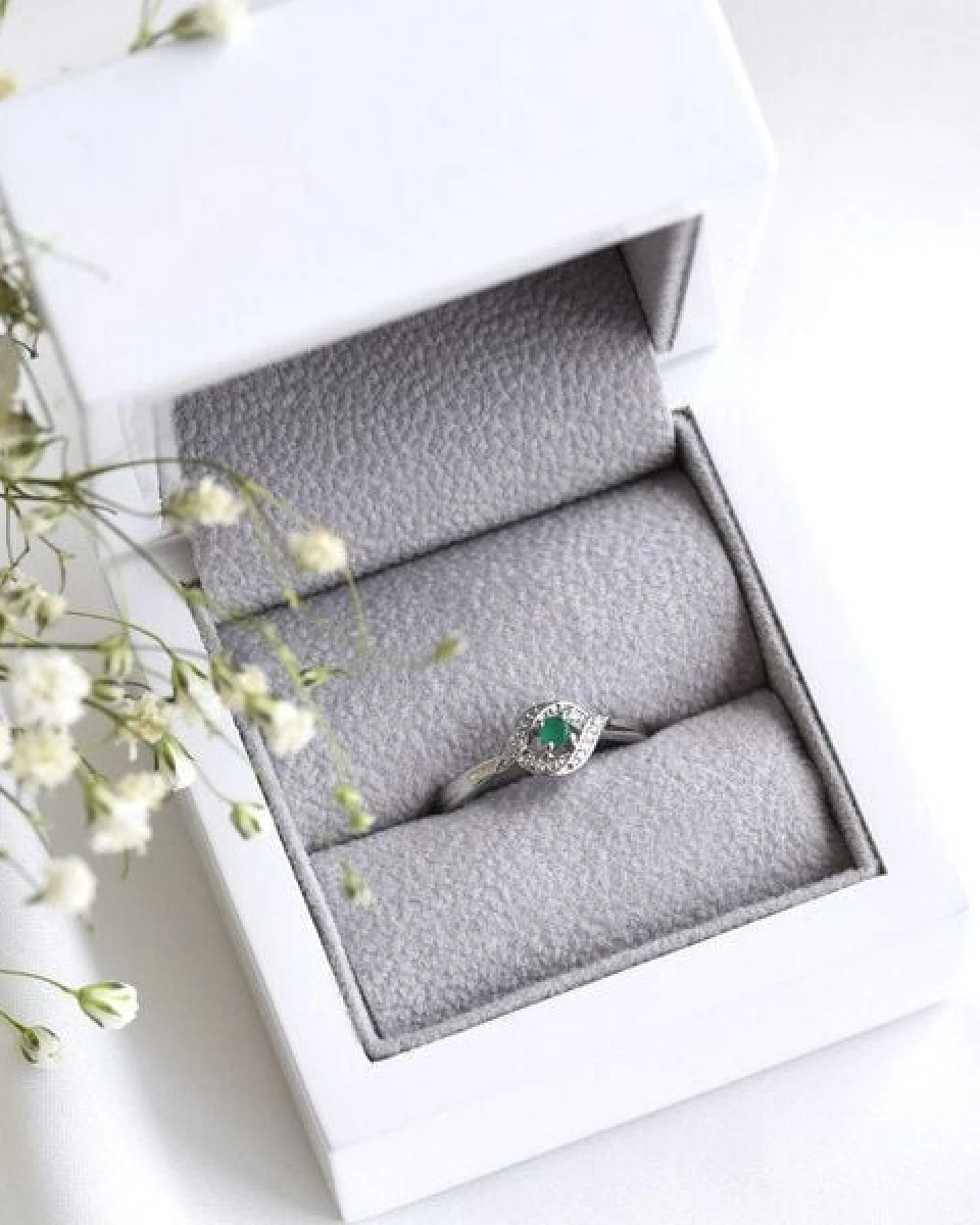 Eppi Ring mit Smaragd und Diamanten Nurisa – Ansicht 4