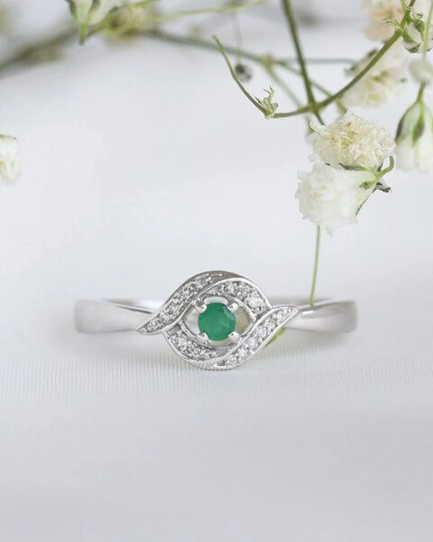 Eppi Ring mit Smaragd und Diamanten Nurisa – Ansicht 2
