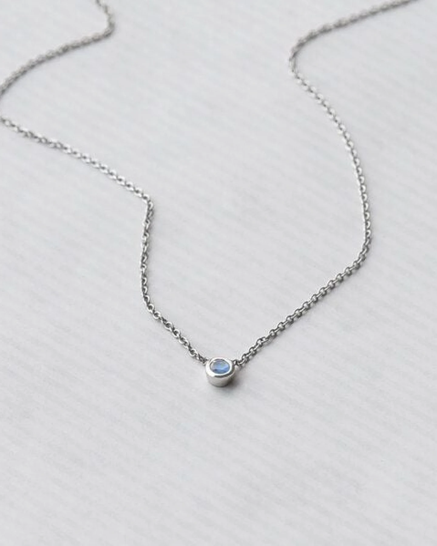 Eppi Minimalistischer Kettenanhänger in Silber und mit Mondstein Glosie – Ansicht 2