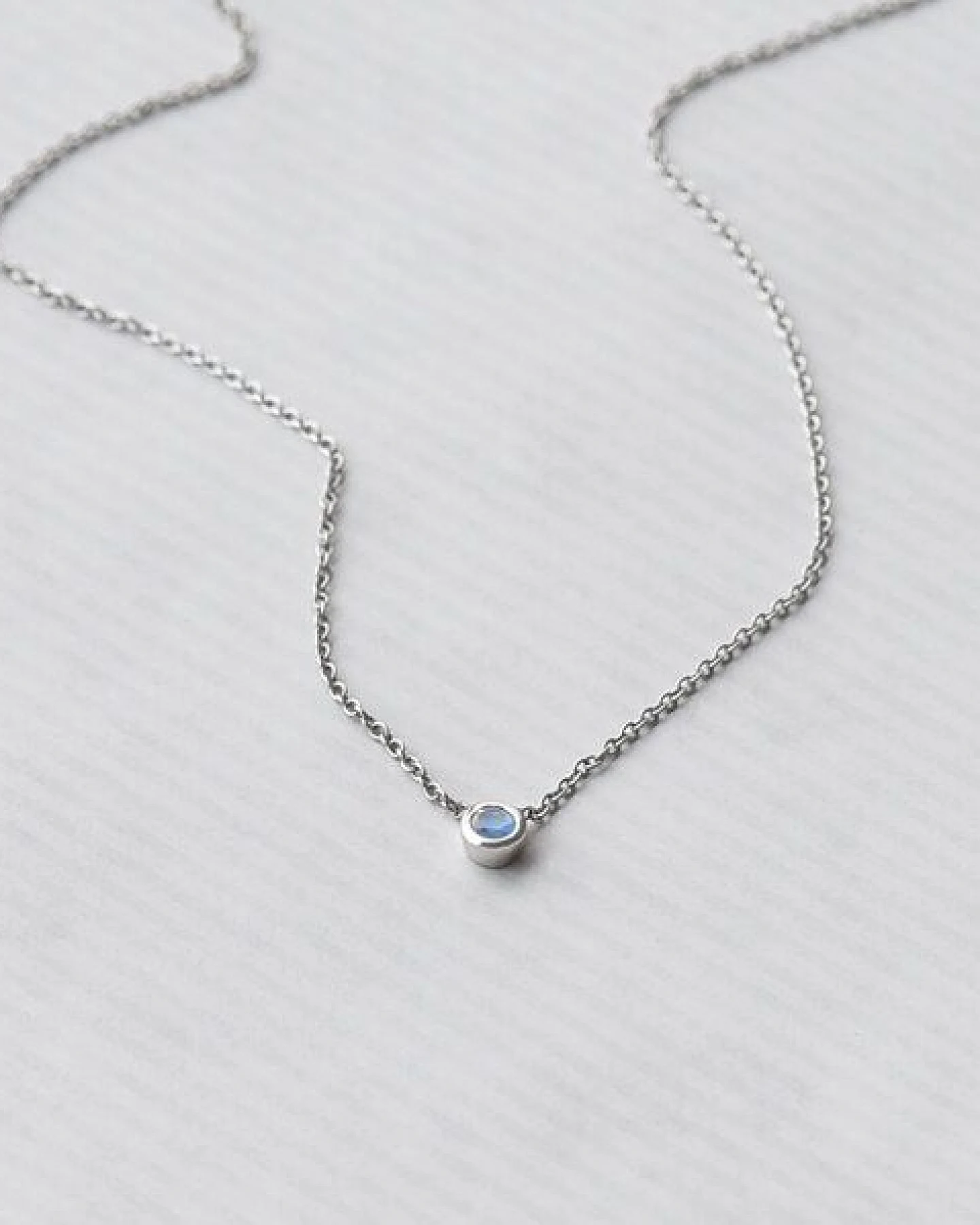 Eppi Minimalistischer Kettenanhänger in Silber und mit Mondstein Glosie – Ansicht 2